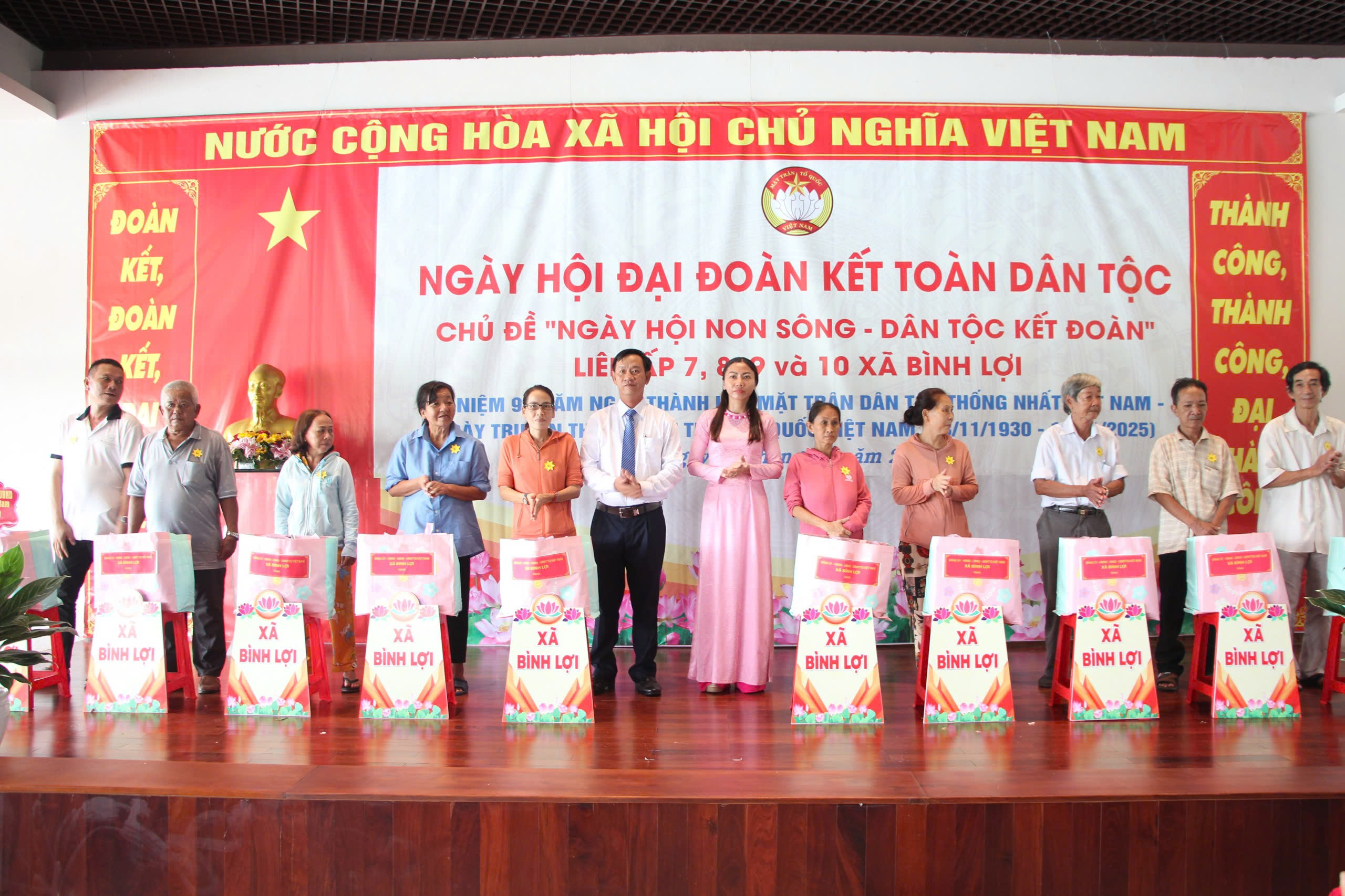 Sắc màu đoàn kết phủ khắp hai xã Bình Chánh, Bình Lợi - Ảnh 6.