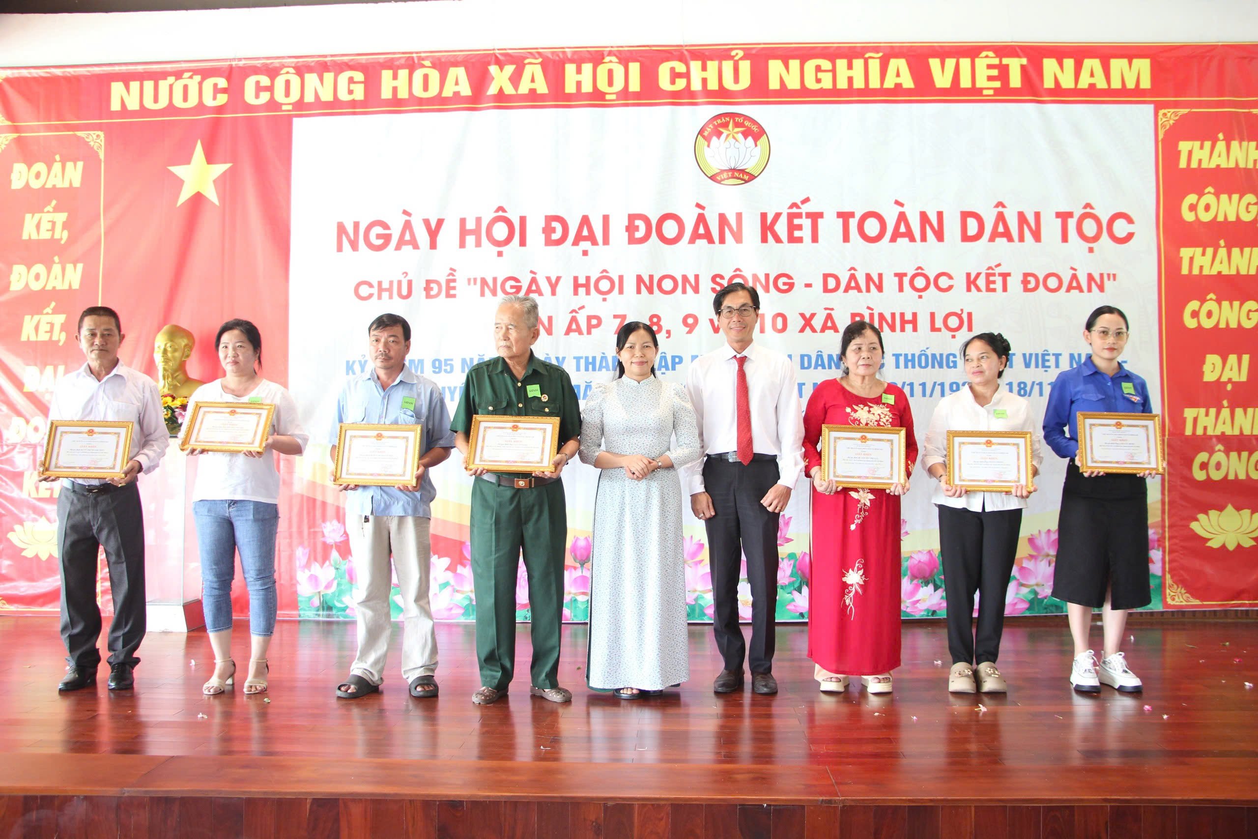 Sắc màu đoàn kết phủ khắp hai xã Bình Chánh, Bình Lợi - Ảnh 8.