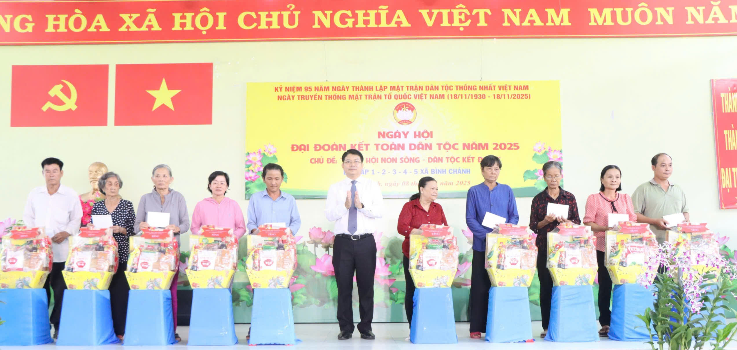 Sắc màu đoàn kết phủ khắp hai xã Bình Chánh, Bình Lợi - Ảnh 9.