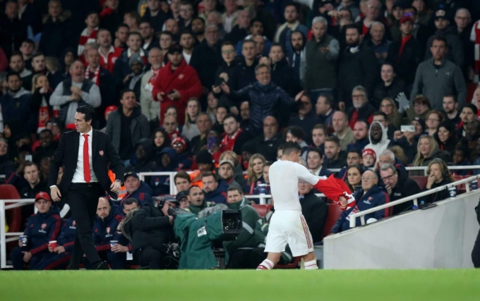 Granit Xhaka cởi áo và đi thẳng vào đường hầm, sau khi bị HLV Unai Emery thay ra trận Arsenal gặp Crystal Palace ở Ngoại hạng Anh ngày 27/10/2019. Ảnh: Offside