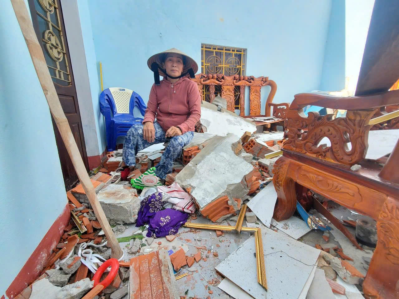 Sau bão Kalmaegi và những mái nhà đổ nát - Ảnh 2.