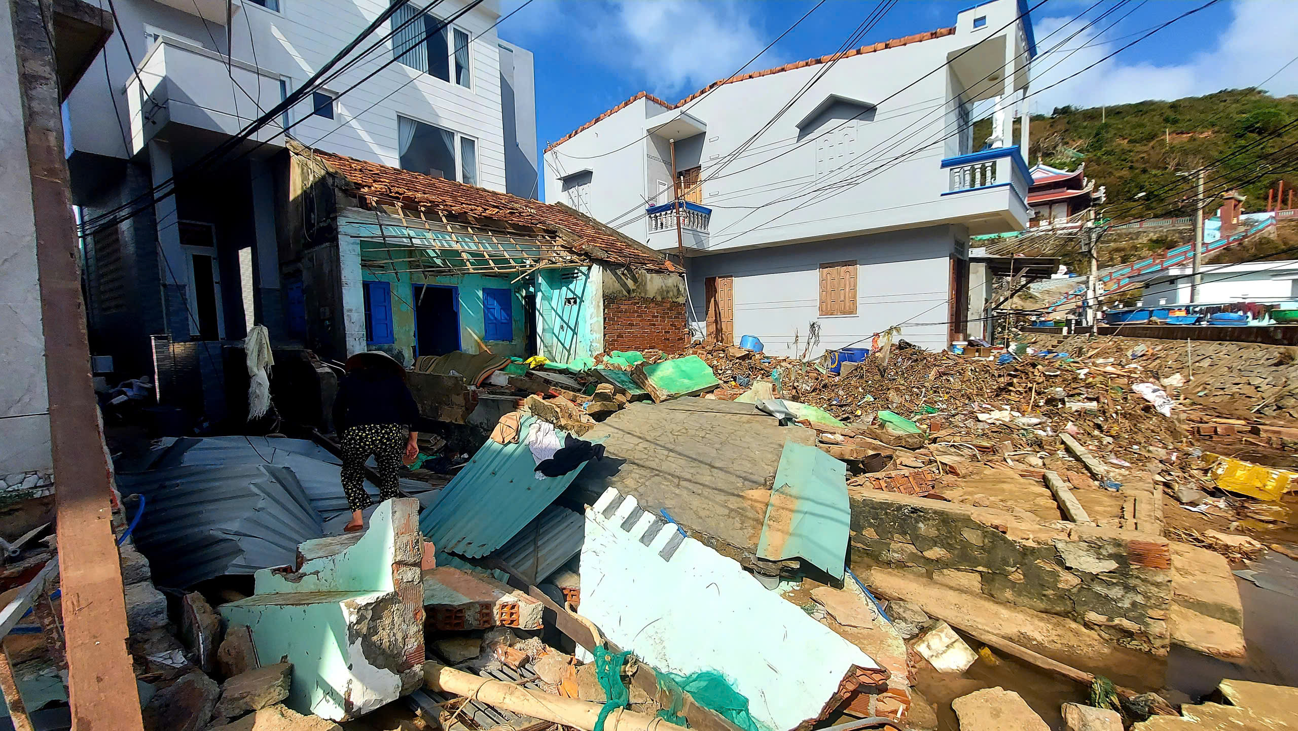 Sau bão Kalmaegi và những mái nhà đổ nát - Ảnh 6.