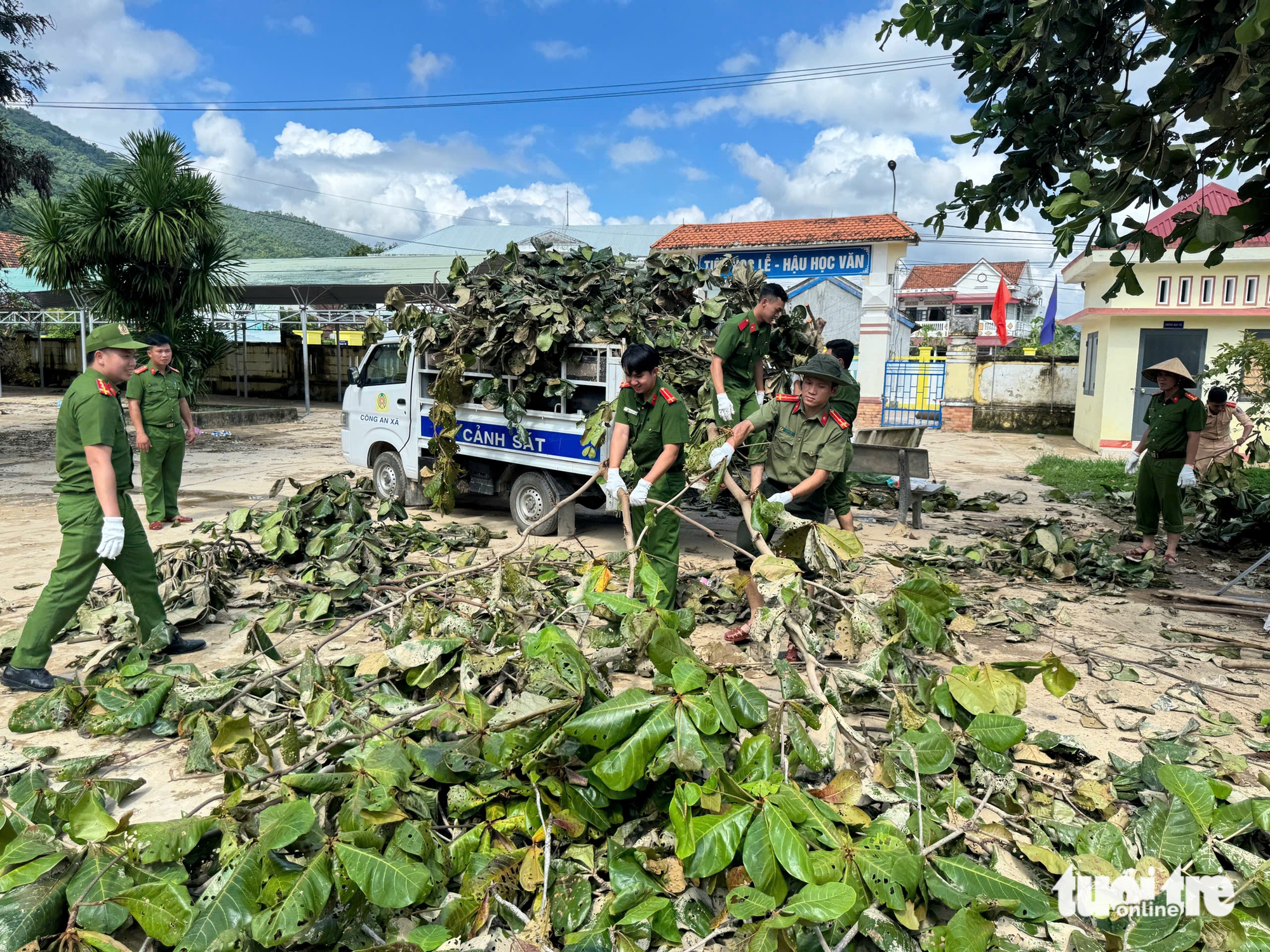Sau bão Kalmaegi, người dân và giáo viên 'đánh vật' với bùn non, rác rến - Ảnh 6.