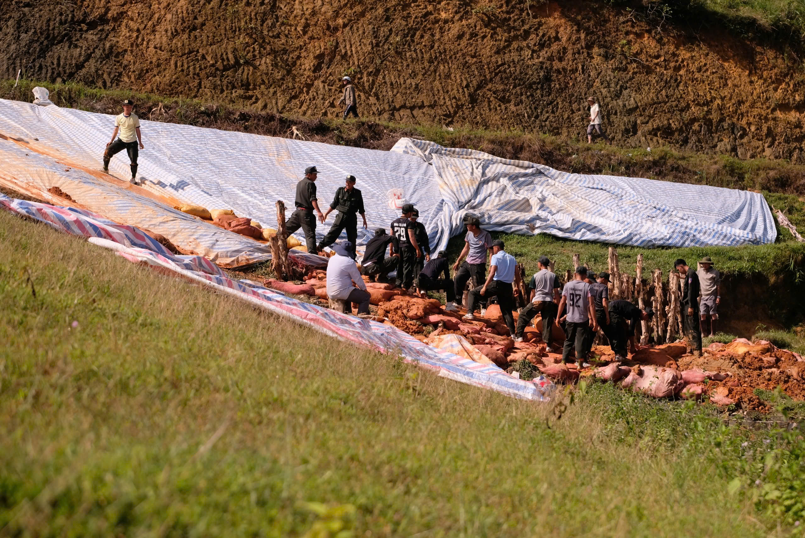 Khẩn cấp triển khai 48 mũi khoan phụt chống thấm thân đập hồ chứa nước Cay An - Ảnh 5.