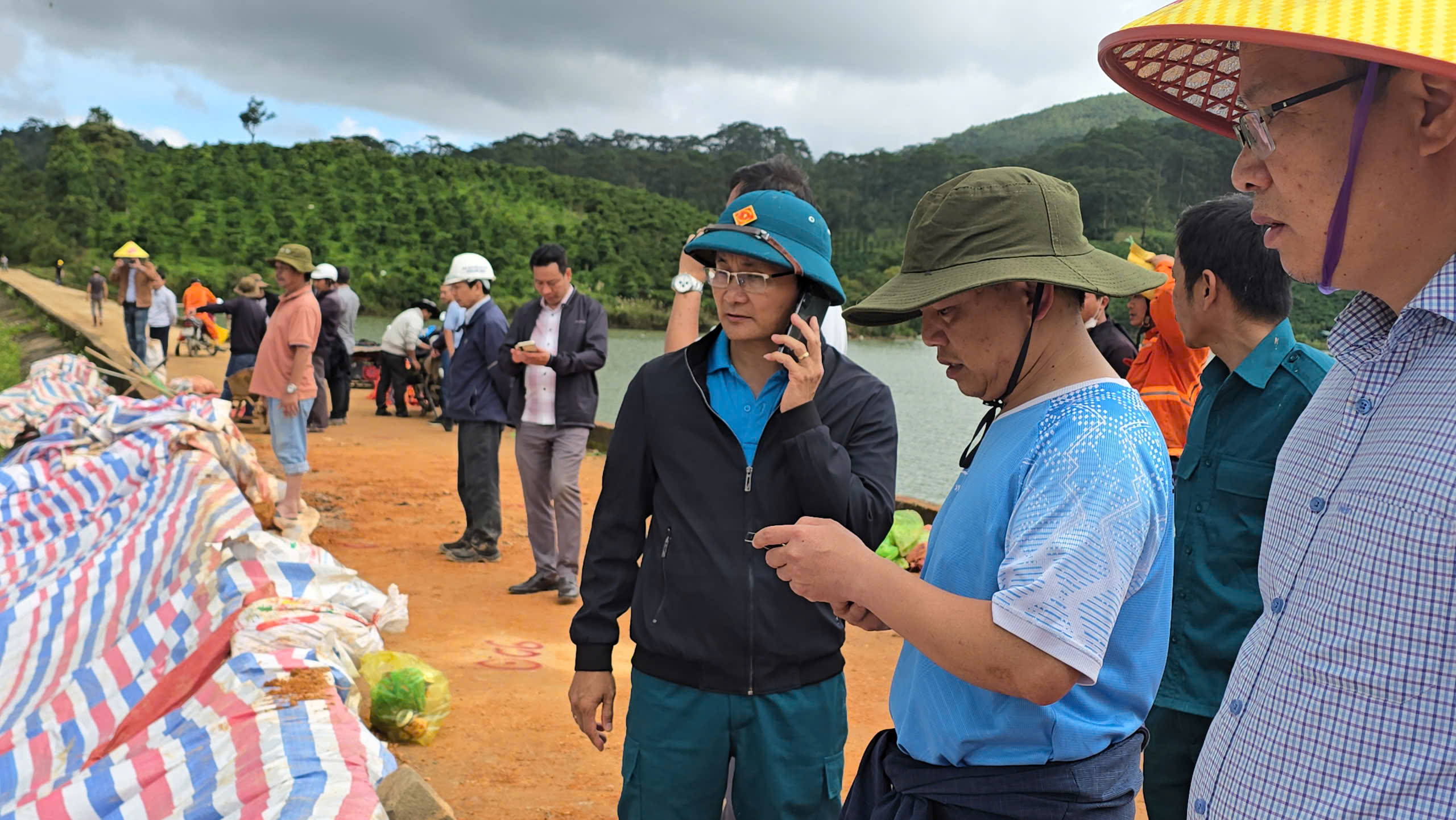 Khẩn cấp triển khai 48 mũi khoan phụt chống thấm thân đập hồ chứa nước Cay An - Ảnh 7.