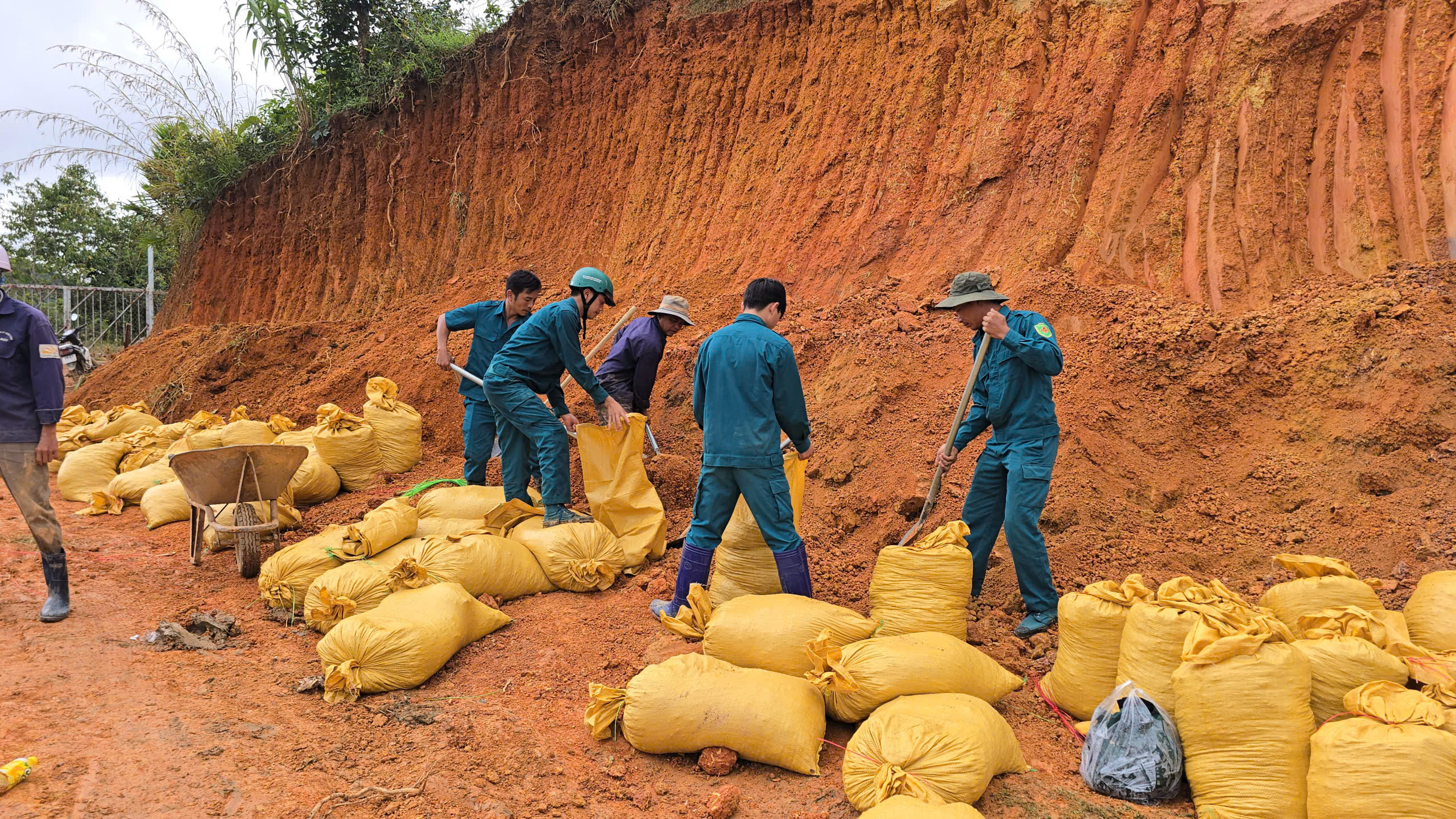 Khẩn cấp triển khai 48 mũi khoan phụt chống thấm thân đập hồ chứa nước Cay An - Ảnh 8.