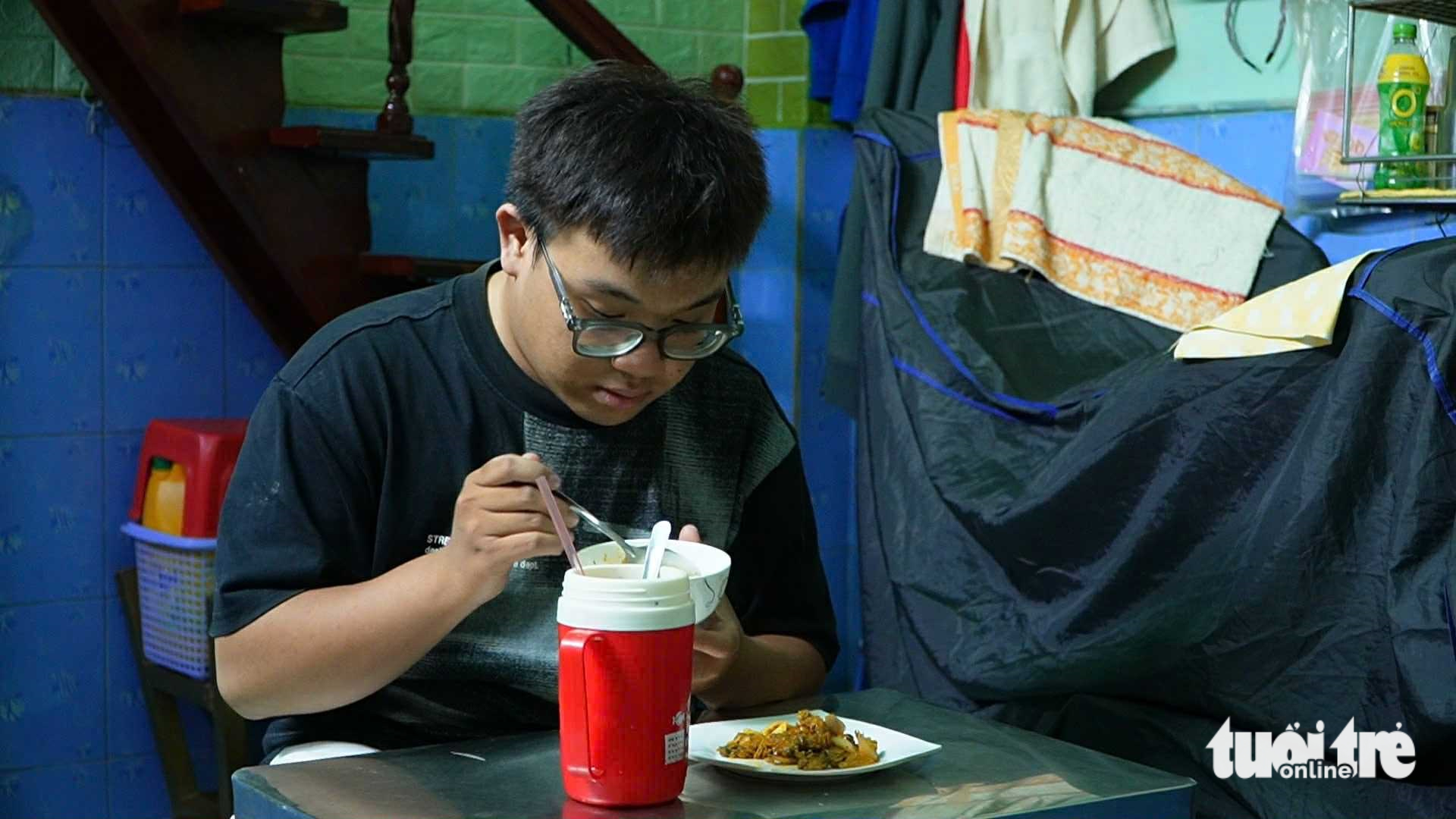 5 năm đau thương của nam SV nghị lực, cha mất vì COVID-19, mẹ chạy thận không thành... - Ảnh 2.