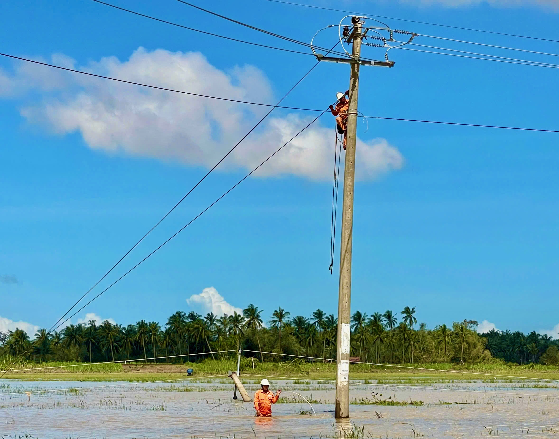 Phó thủ tướng Mai Văn Chính chia sẻ, động viên đồng bào vùng bị bão số Kalmaegi ở Đắk Lắk- Ảnh 3.
