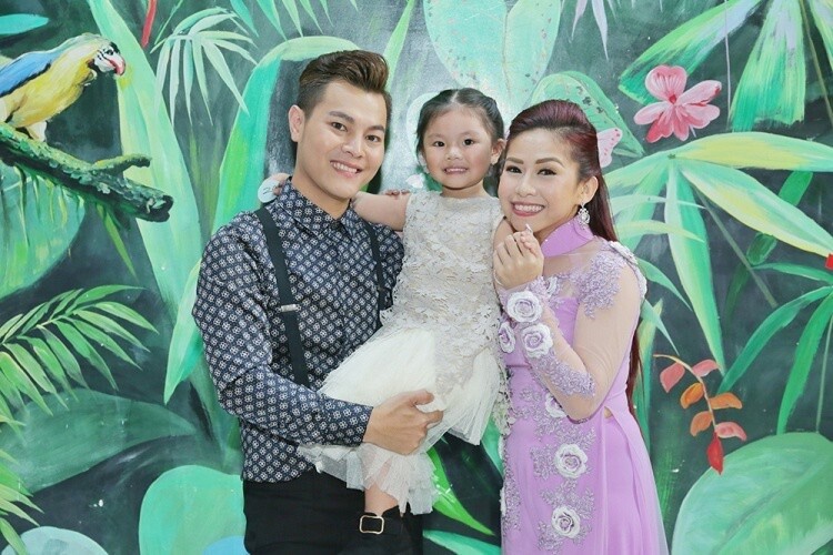 Bình Tinh người gánh vác đoàn cải lương tuồng cổ mà gia tộc và cha mẹ đã gầy dựng.