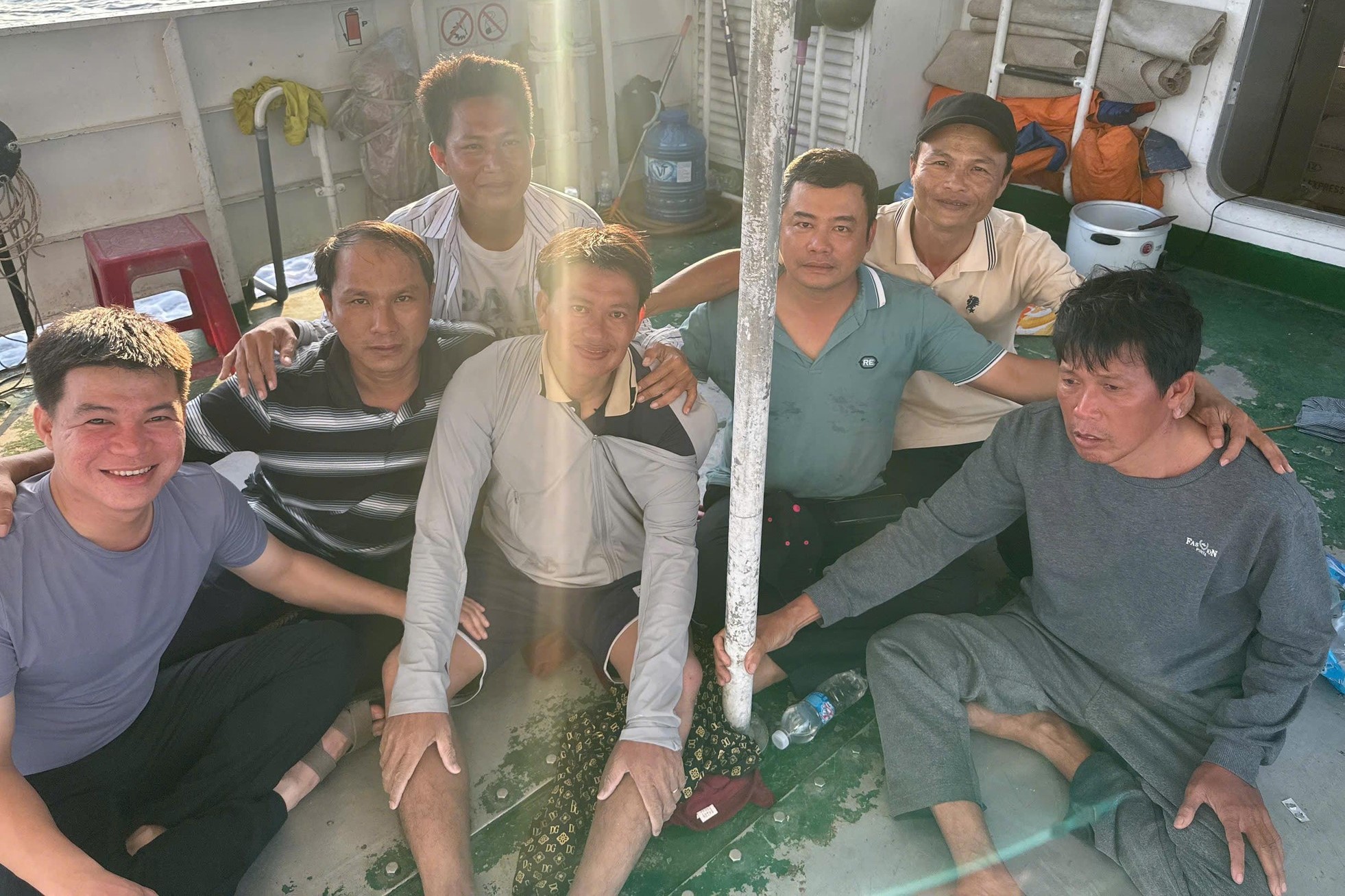 Tìm thấy người cuối cùng trong 3 người bị sóng cuốn ở Lý Sơn sau 2 ngày - Ảnh 2.