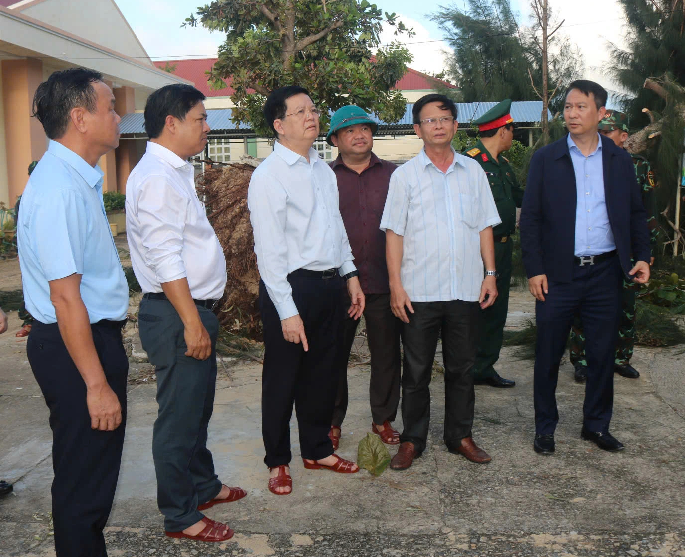 Phó thủ tướng Mai Văn Chính thăm người dân Đắk Lắk khắc phục hậu quả bão Kalmaegi - Ảnh 3.