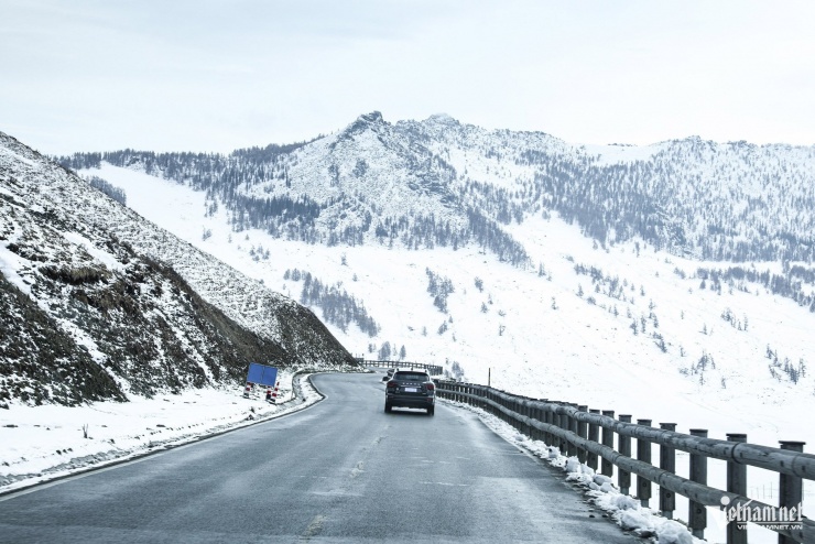 Đôi bạn thân U50 thuê xe tự lái, khám phá khoảnh khắc đẹp khó cưỡng ở Tân Cương - 4