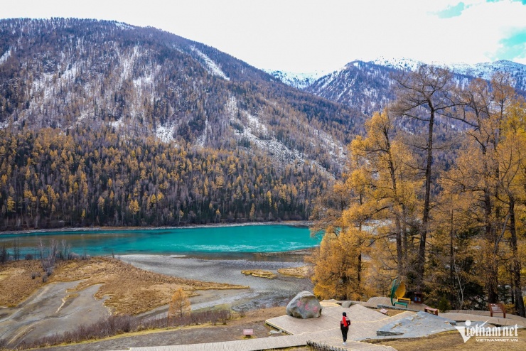 Đôi bạn thân U50 thuê xe tự lái, khám phá khoảnh khắc đẹp khó cưỡng ở Tân Cương - 5