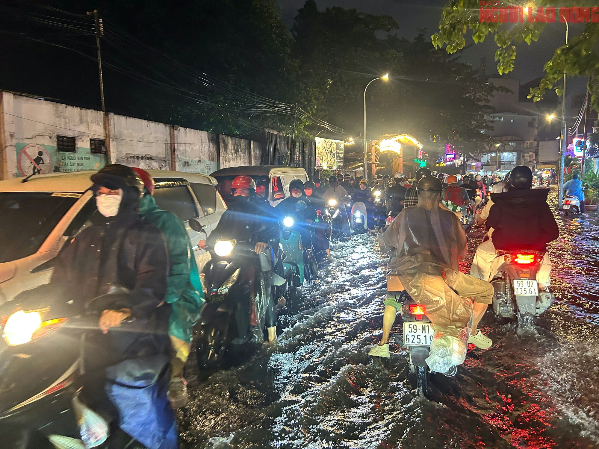 Trung tâm TP HCM bất ngờ mưa rất to, nước ngập thành sông - Ảnh 1.