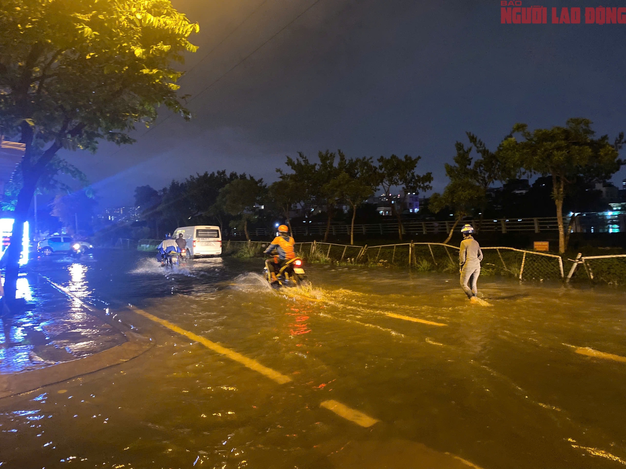 Trung tâm TP HCM bất ngờ mưa rất to, nước ngập thành sông - Ảnh 4.