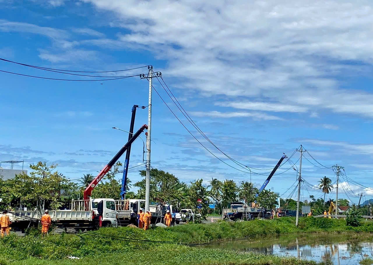 EVNCPC: Cấp điện trở lại cho hơn 1,19 triệu khách hàng sau bão số 13 Kalmaegi - Ảnh 3.