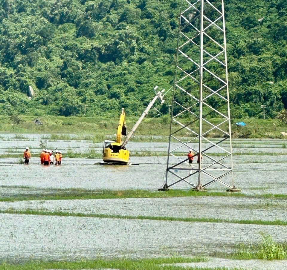 EVNCPC: Cấp điện trở lại cho hơn 1,19 triệu khách hàng sau bão số 13 Kalmaegi - Ảnh 4.