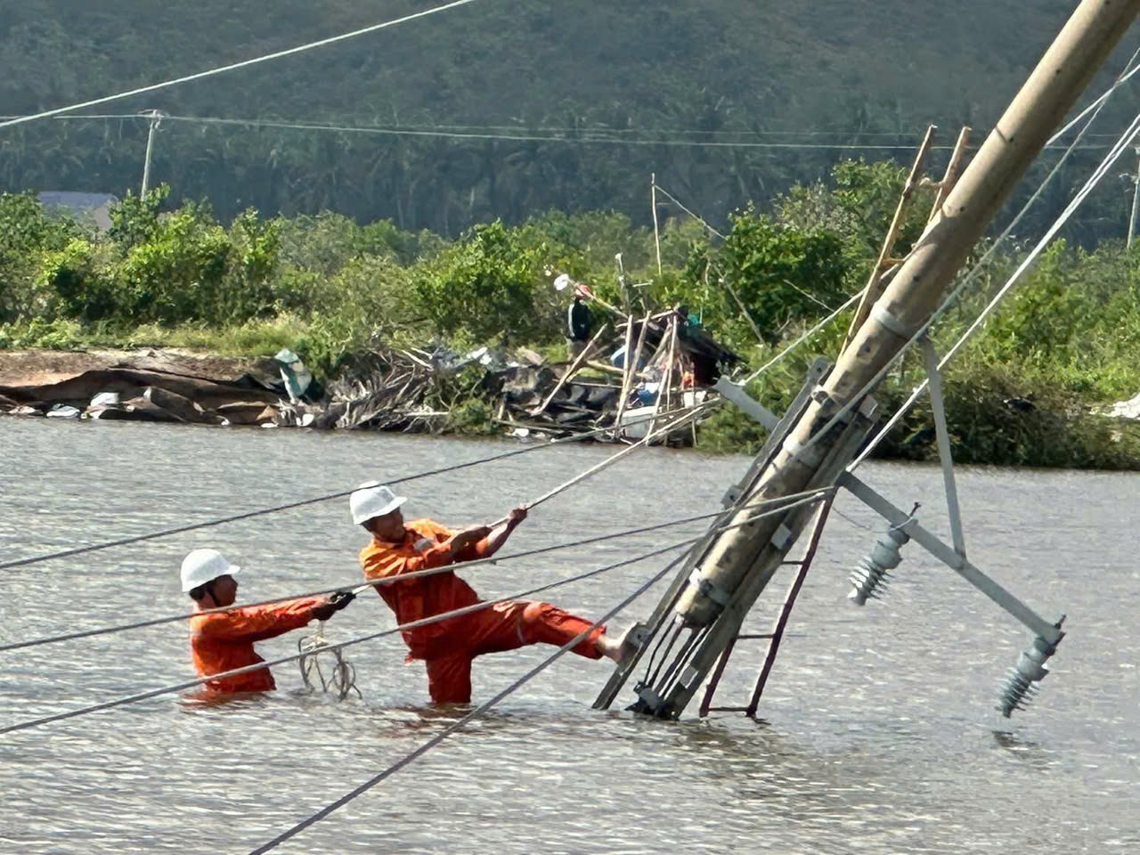 EVNCPC: Cấp điện trở lại cho hơn 1,19 triệu khách hàng sau bão số 13 Kalmaegi - Ảnh 6.