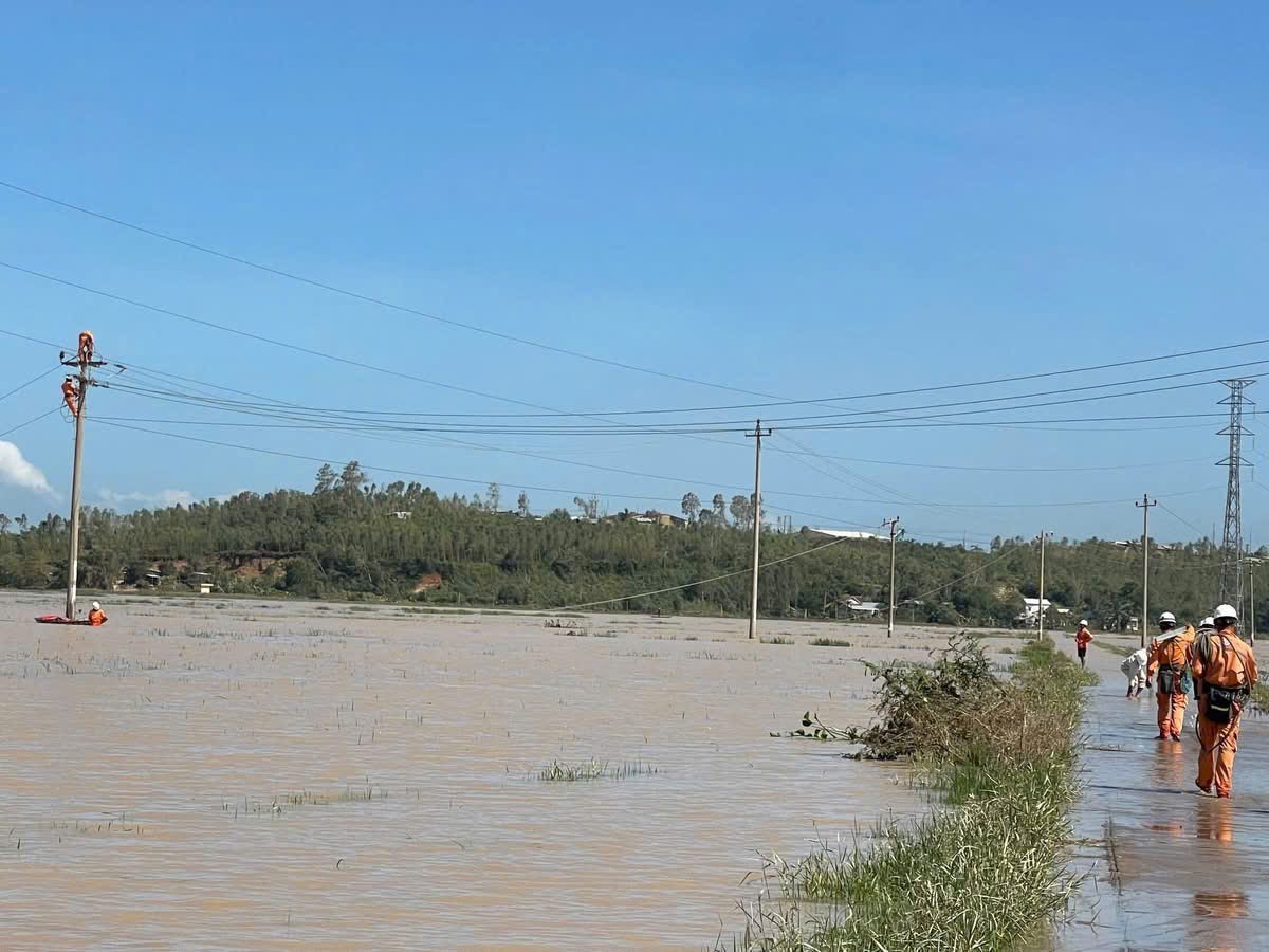 EVNCPC: Cấp điện trở lại cho hơn 1,19 triệu khách hàng sau bão số 13 Kalmaegi - Ảnh 9.