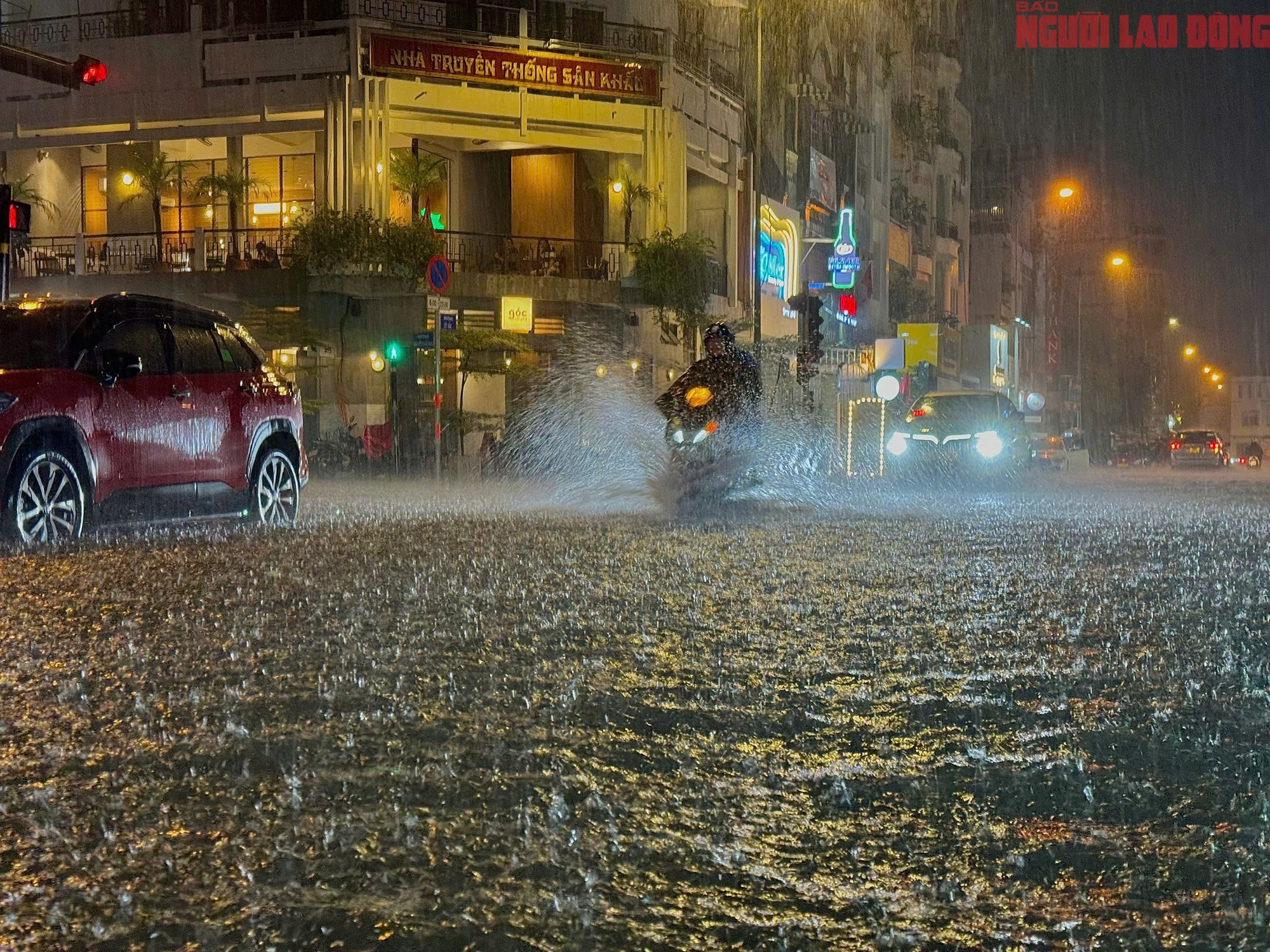 Bì bõm trên nhiều tuyến đường trung tâm TP HCM tối cuối tuần, xe chết máy, nước tràn vào quán- Ảnh 1.