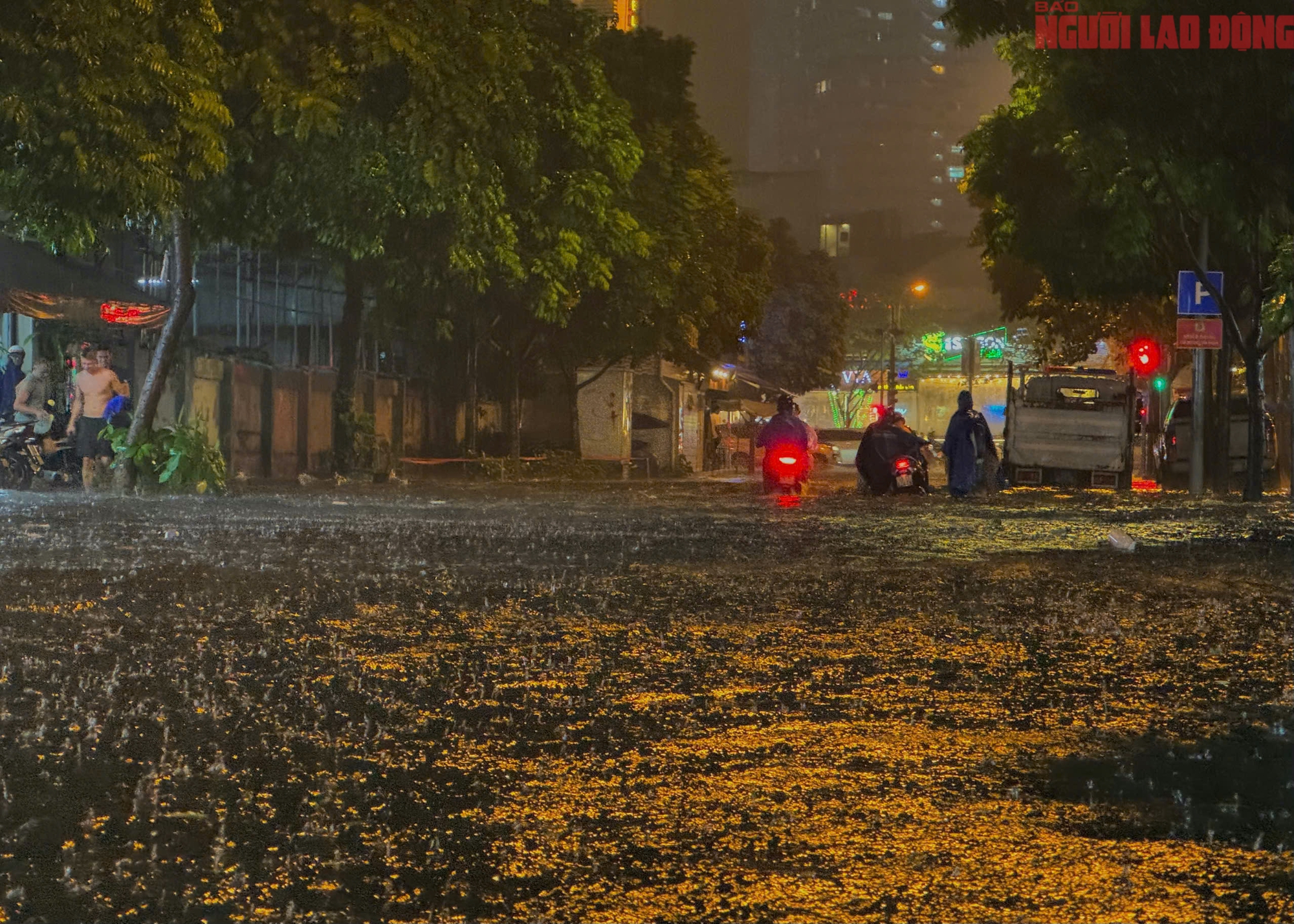 Bì bõm trên nhiều tuyến đường trung tâm TP HCM tối cuối tuần, xe chết máy, nước tràn vào quán- Ảnh 2.