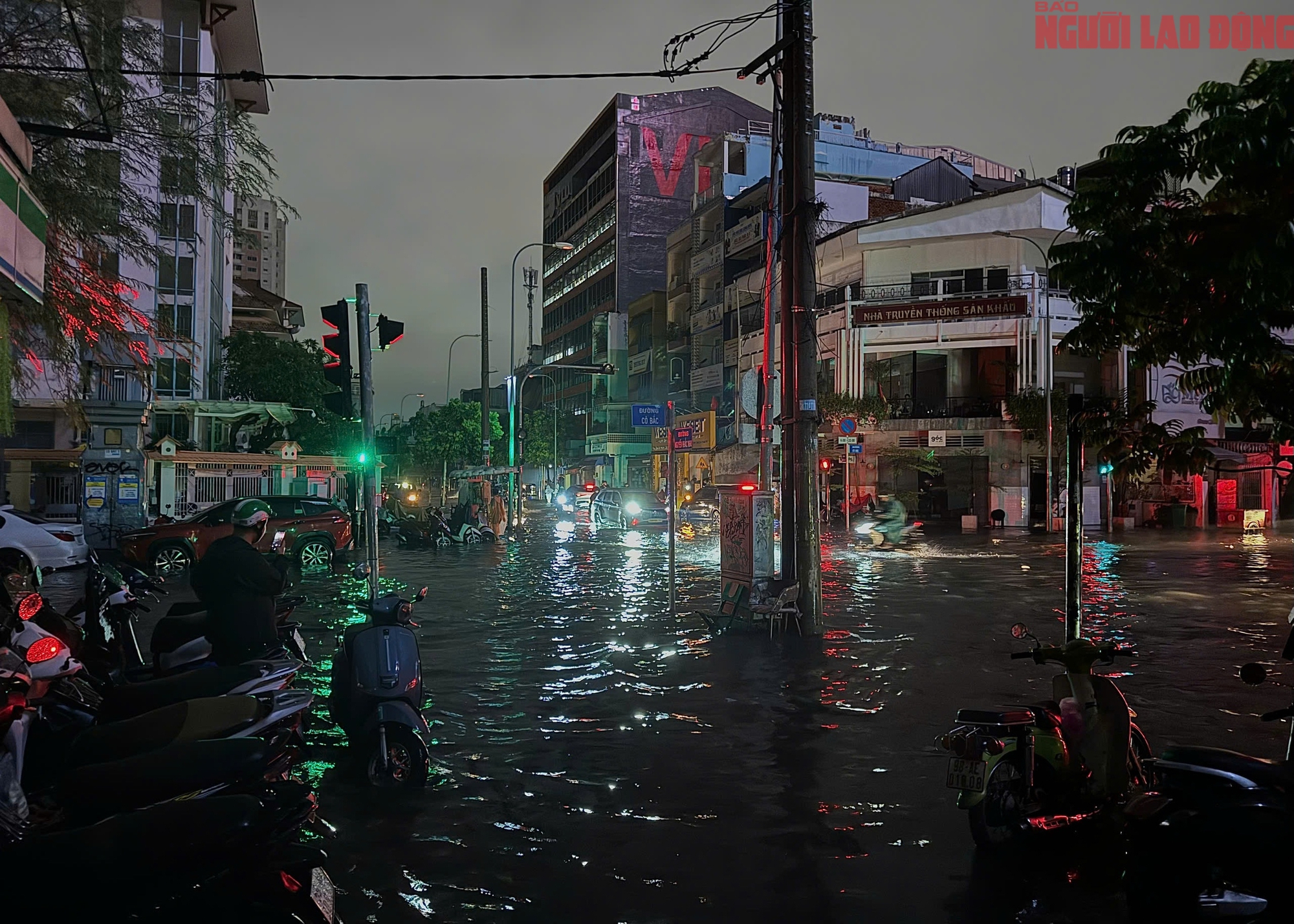 Bì bõm trên nhiều tuyến đường trung tâm TP HCM tối cuối tuần, xe chết máy, nước tràn vào quán- Ảnh 4.