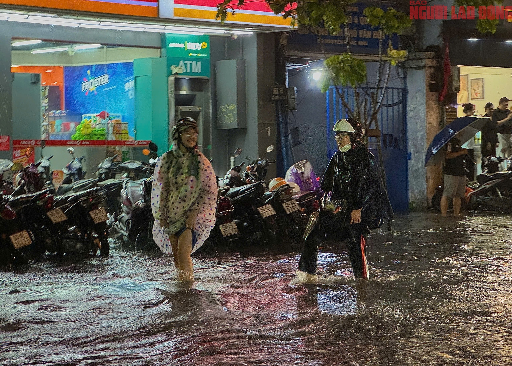 Bì bõm trên nhiều tuyến đường trung tâm TP HCM tối cuối tuần, xe chết máy, nước tràn vào quán- Ảnh 3.