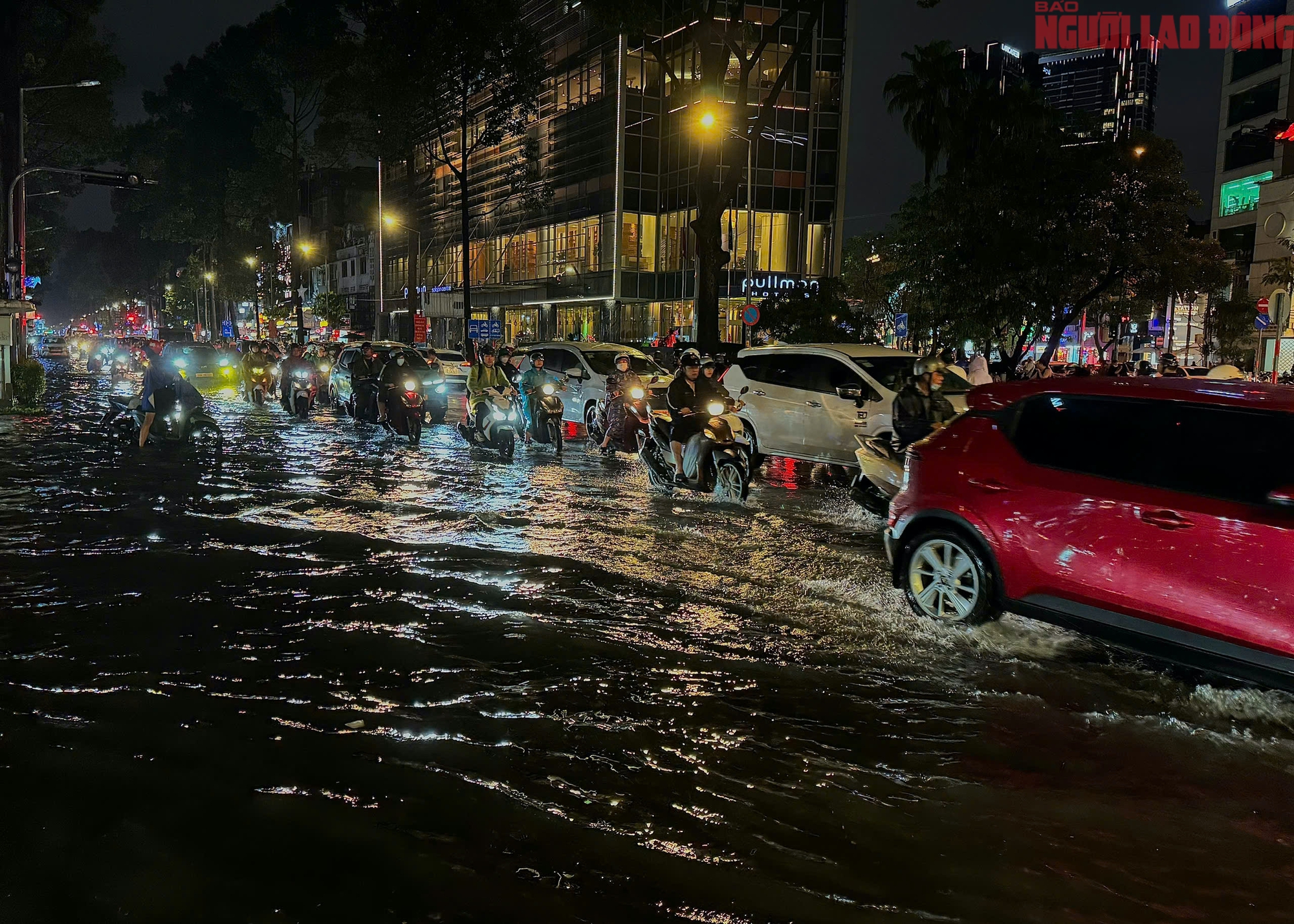 Bì bõm trên nhiều tuyến đường trung tâm TP HCM tối cuối tuần, xe chết máy, nước tràn vào quán- Ảnh 7.
