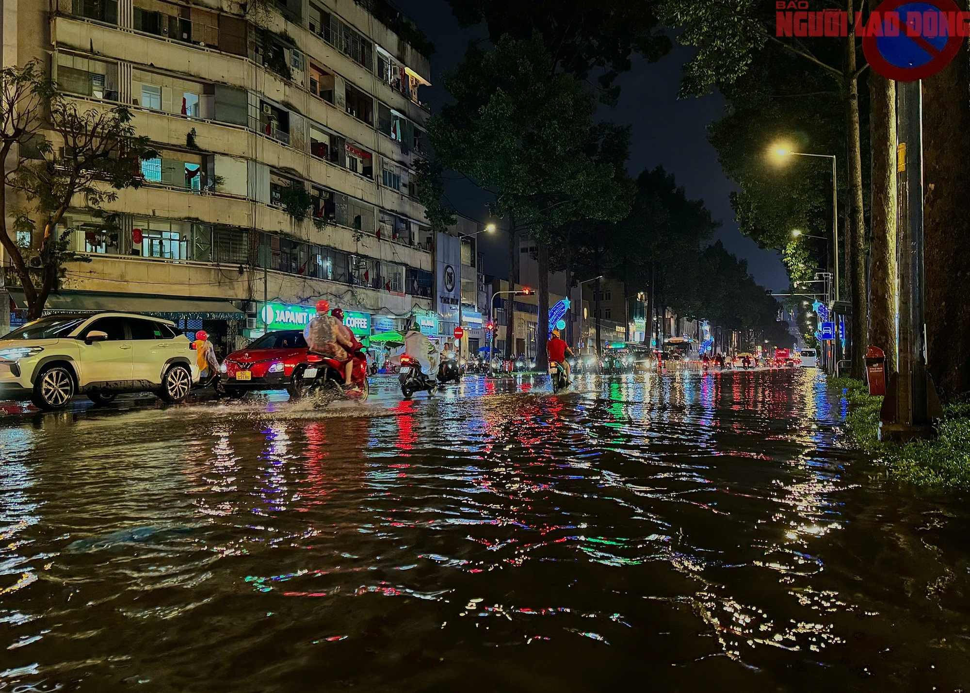 Bì bõm trên nhiều tuyến đường trung tâm TP HCM tối cuối tuần, xe chết máy, nước tràn vào quán- Ảnh 8.