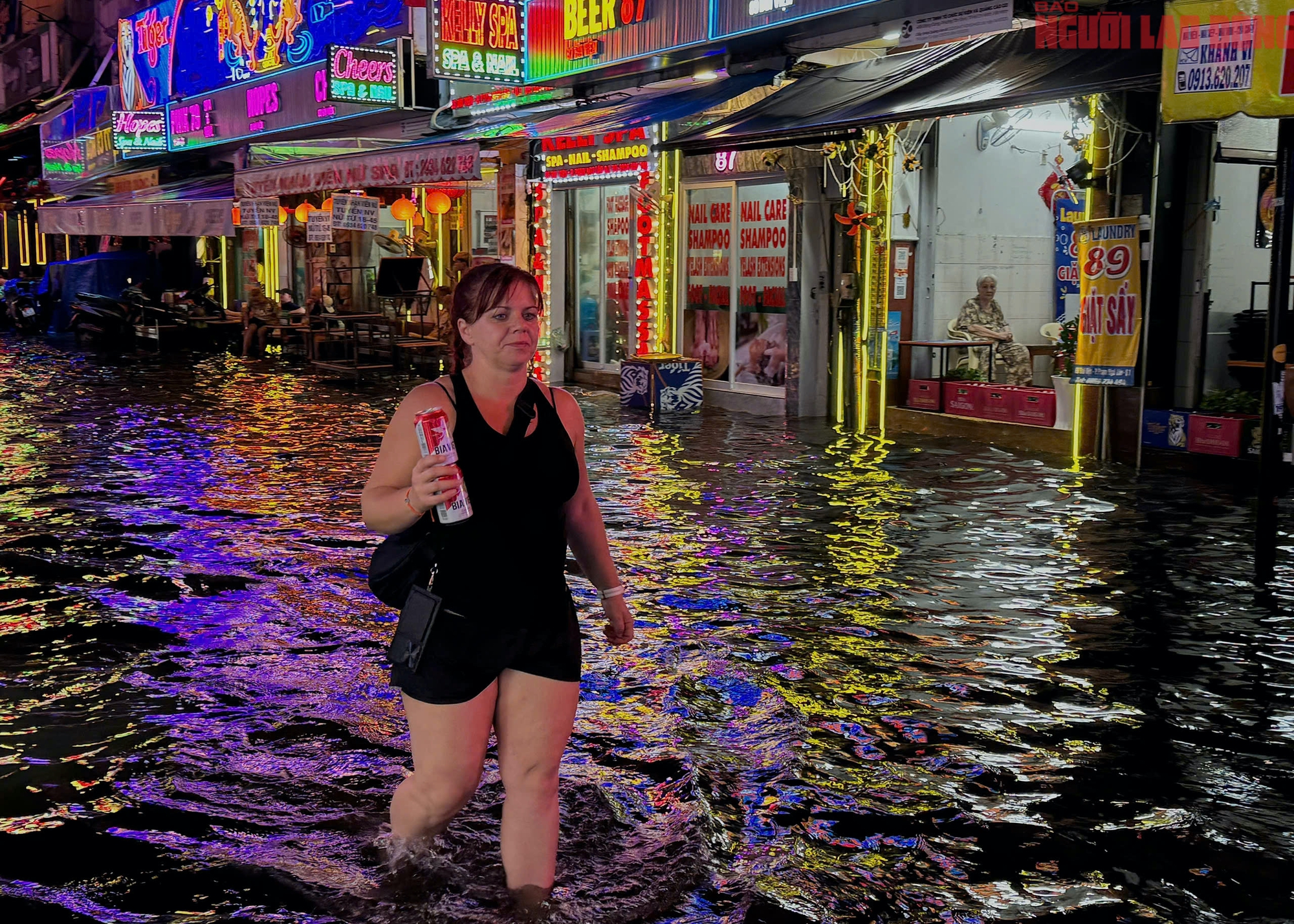 Bì bõm trên nhiều tuyến đường trung tâm TP HCM tối cuối tuần, xe chết máy, nước tràn vào quán- Ảnh 9.