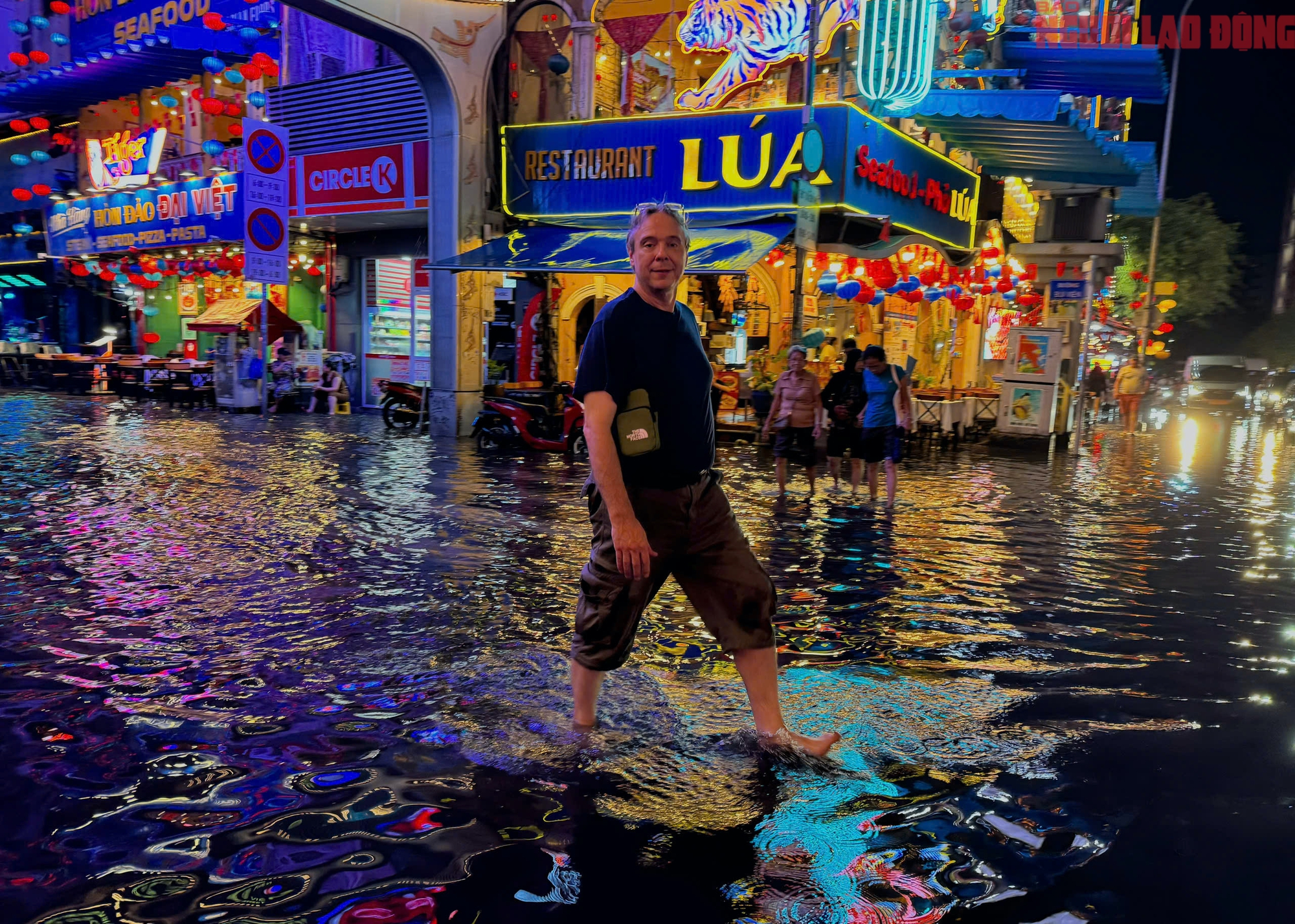 Bì bõm trên nhiều tuyến đường trung tâm TP HCM tối cuối tuần, xe chết máy, nước tràn vào quán- Ảnh 10.