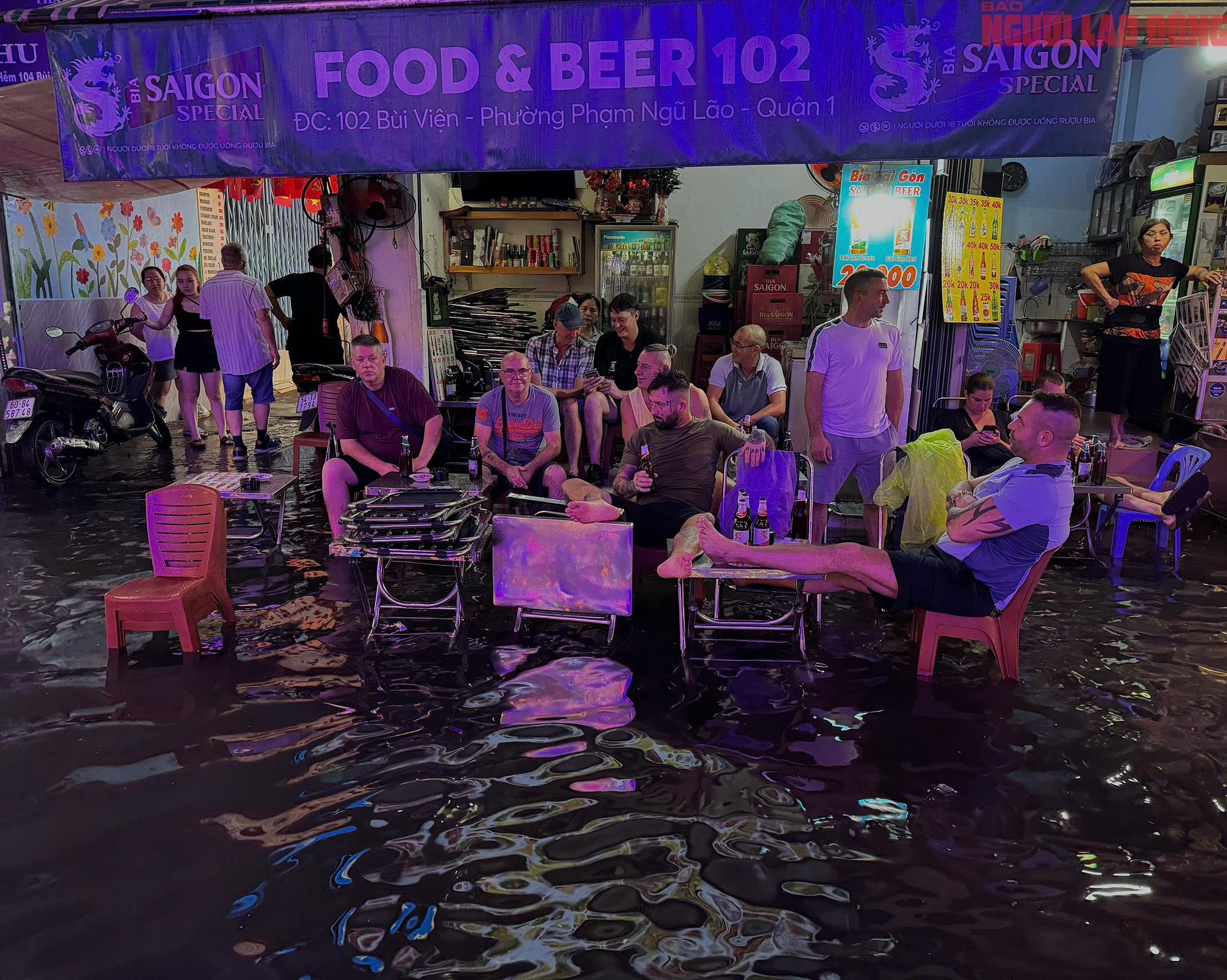 Bì bõm trên nhiều tuyến đường trung tâm TP HCM tối cuối tuần, xe chết máy, nước tràn vào quán- Ảnh 17.