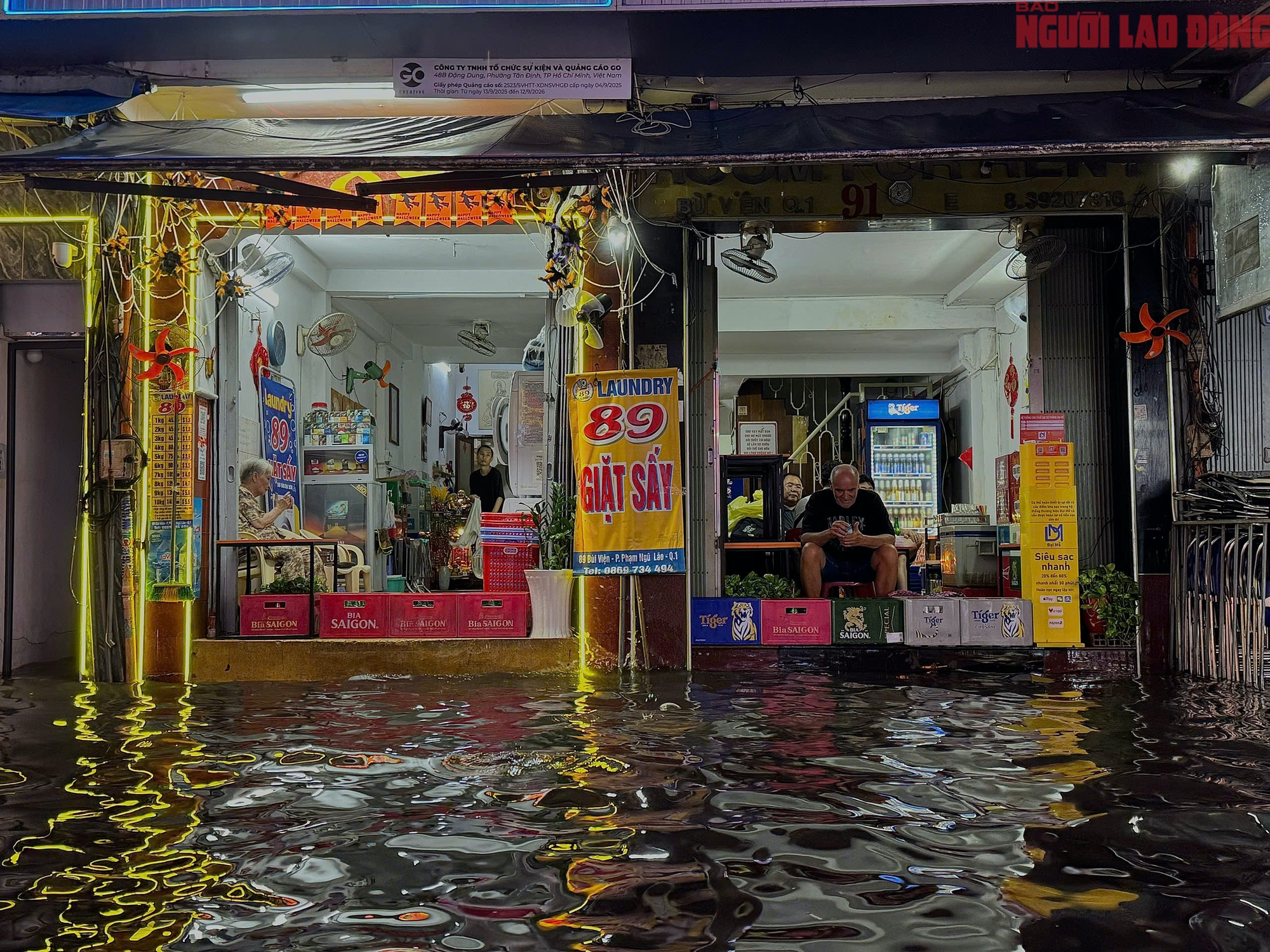 Bì bõm trên nhiều tuyến đường trung tâm TP HCM tối cuối tuần, xe chết máy, nước tràn vào quán- Ảnh 18.