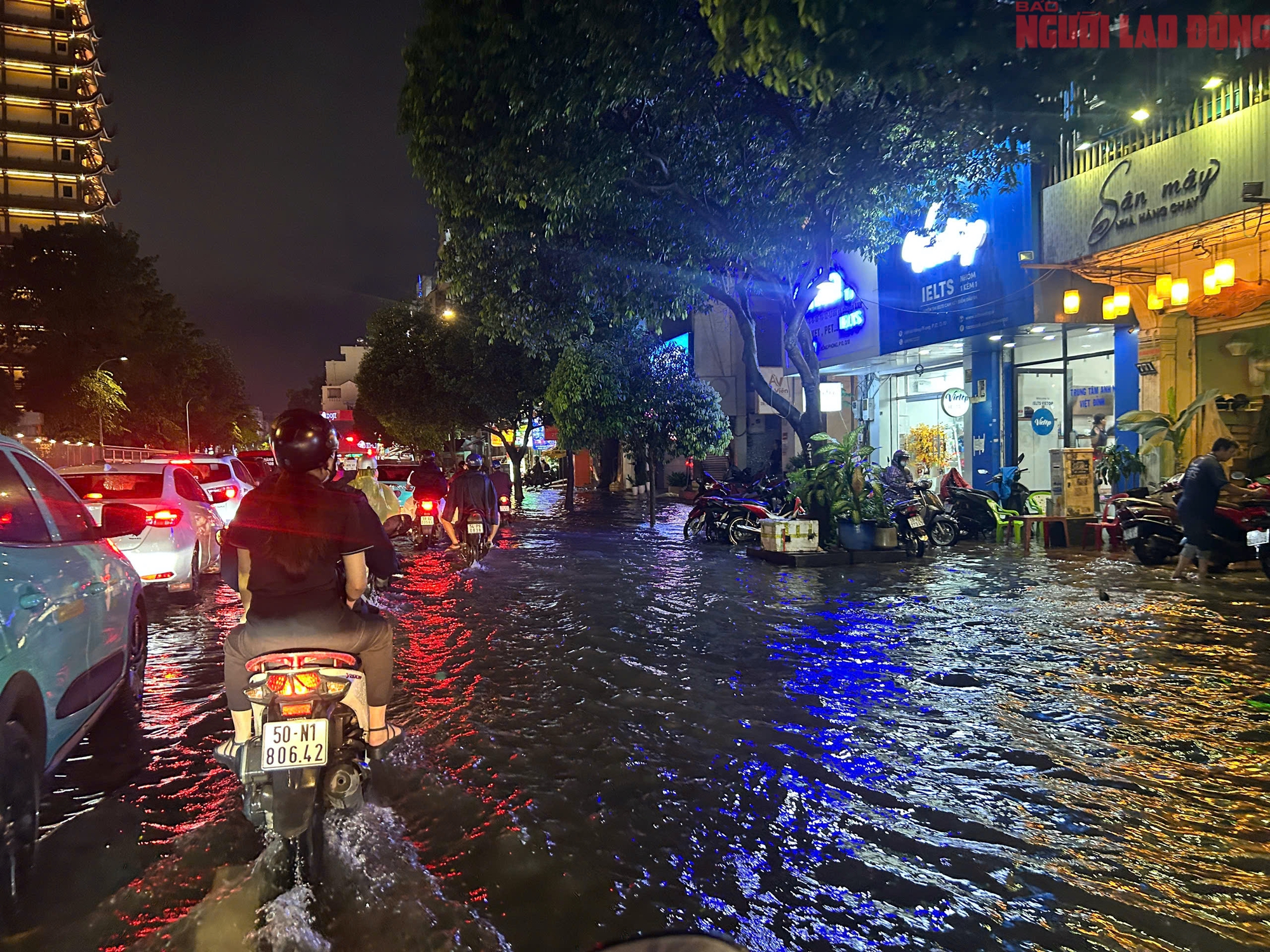 Bì bõm trên nhiều tuyến đường trung tâm TP HCM tối cuối tuần, xe chết máy, nước tràn vào quán- Ảnh 20.