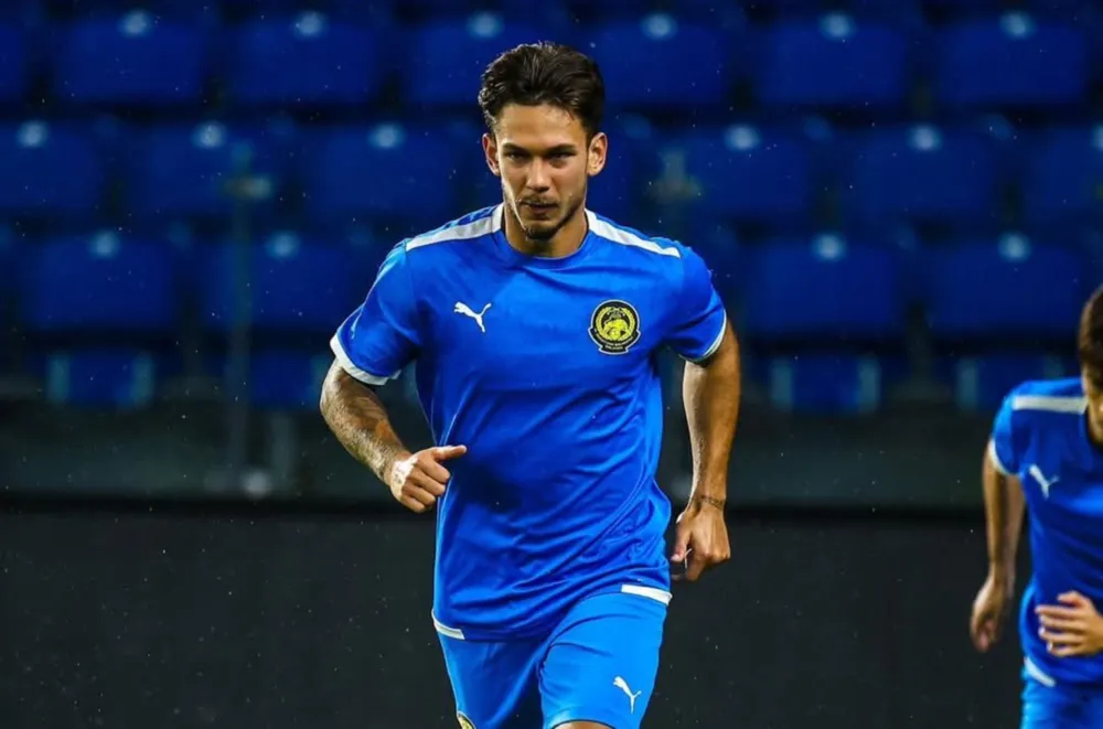 cau-thu-nhap-tich-malaysia-bat-dau-lanh-hau-qua-nang-ne (1).jpg