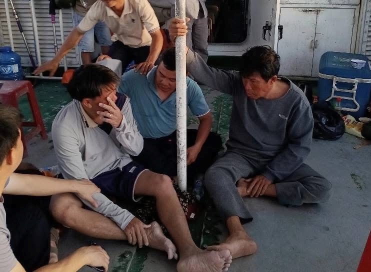 Phép màu đã xuất hiện: Cả 3 người mất tích trên biển Lý Sơn giữa bão số 13 đã được cứu sống sau 2 ngày lênh đênh giữa biển- Ảnh 4.