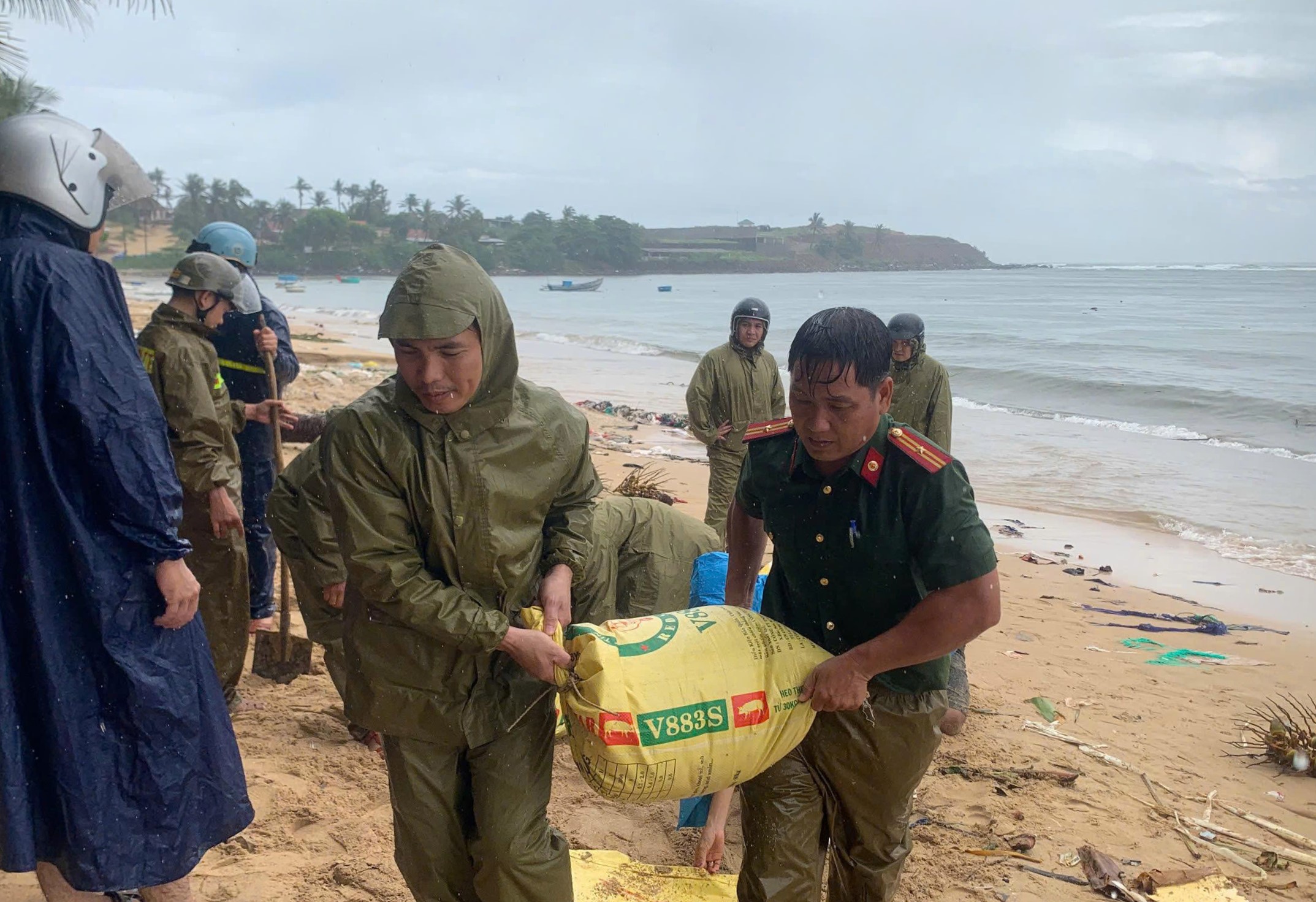 Công an tỉnh Đắk Lắk ứng phó kịp thời với bão Kalmaegi hỗ trợ người dân - Ảnh 2.