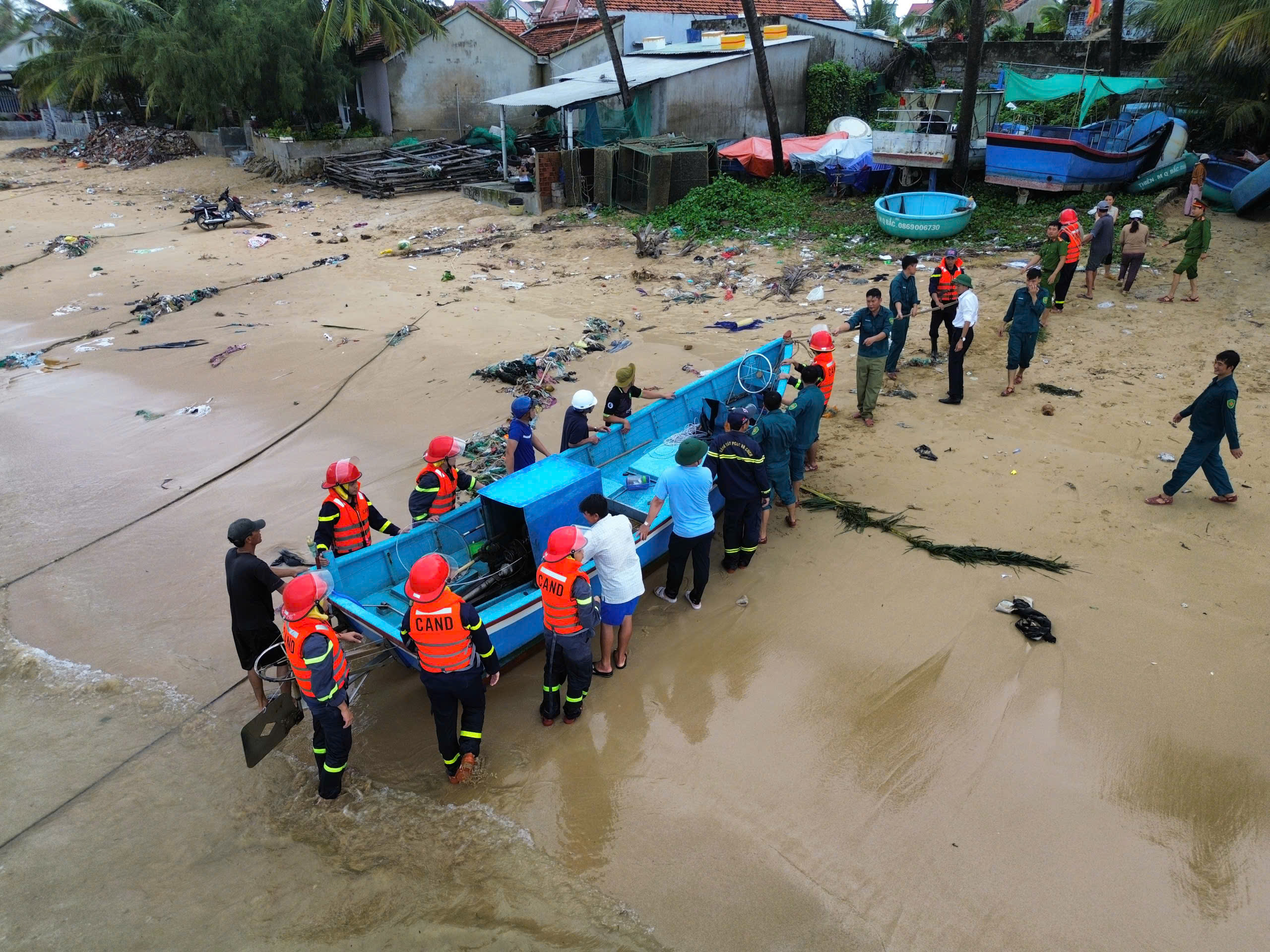 Công an tỉnh Đắk Lắk ứng phó kịp thời với bão Kalmaegi hỗ trợ người dân - Ảnh 3.