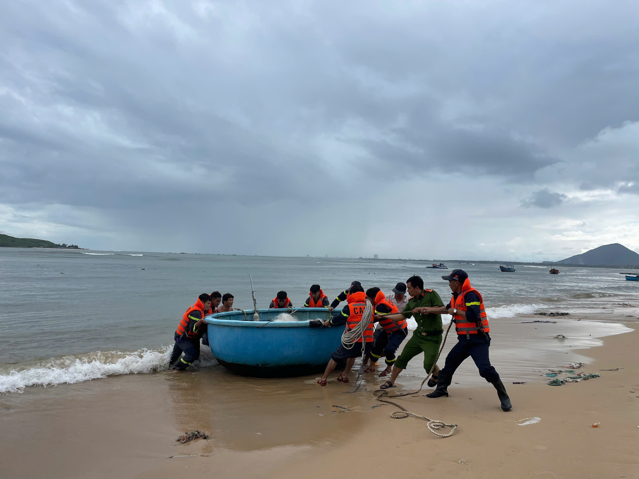 Công an tỉnh Đắk Lắk ứng phó kịp thời với bão Kalmaegi hỗ trợ người dân - Ảnh 4.