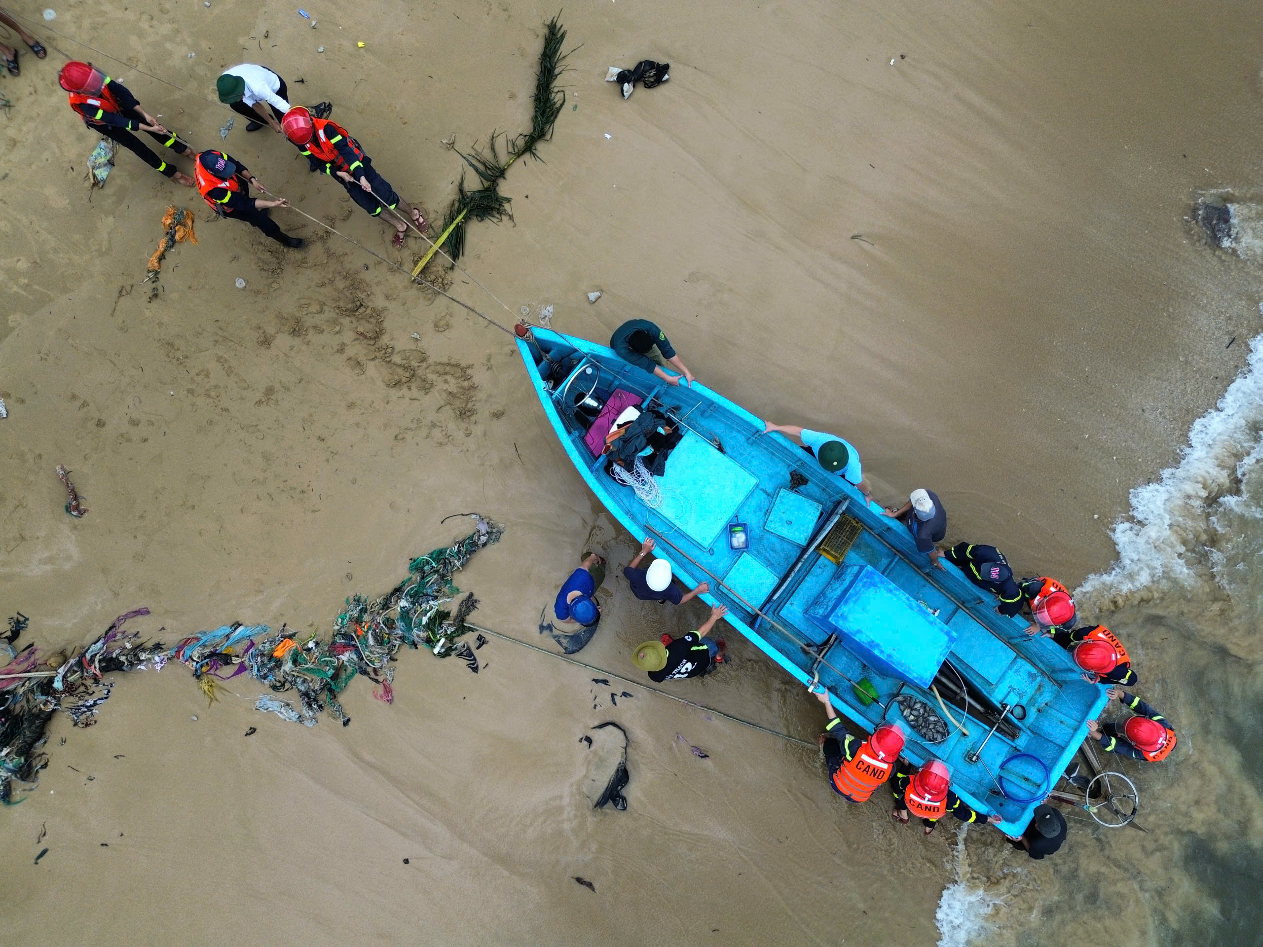 Công an tỉnh Đắk Lắk ứng phó kịp thời với bão Kalmaegi hỗ trợ người dân - Ảnh 5.