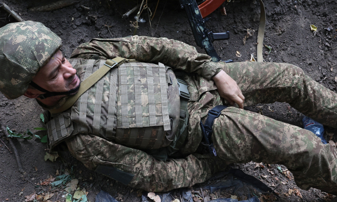 Binh sĩ Ukraine thực hành buộc garo trong diễn tập hồi tháng 7/2024. Ảnh: AFP