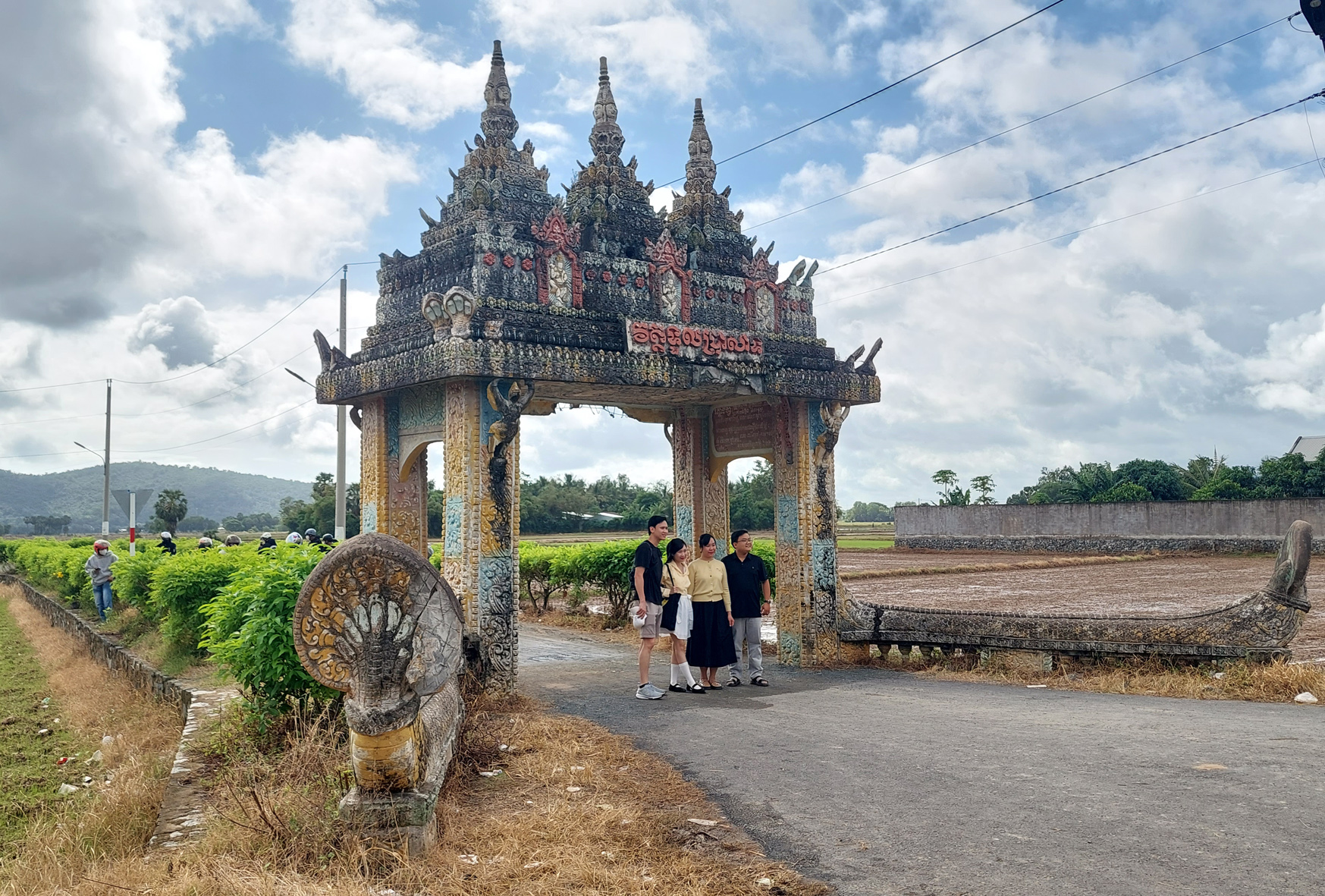 Về Bảy Núi săn ảnh, xem đua bò - Ảnh 3.