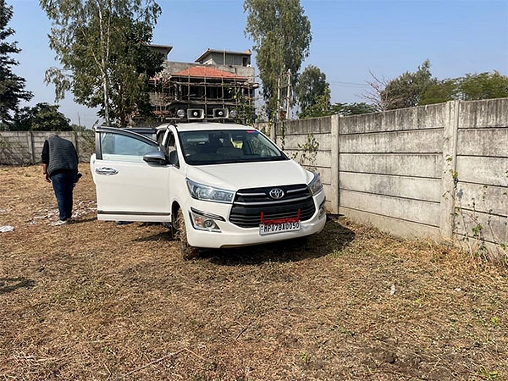 Phát hiện chiếc Toyota bỏ hoang chứa 52 kg vàng ròng trị giá 206 tỷ đồng và 30 tỷ tiền mặt, danh tính chủ nhân gây bất ngờ- Ảnh 2.