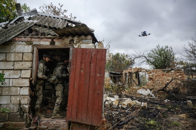 Kolya và đồng đội trong buổi huấn luyện tránh UAV ngày 11/10. Ảnh: AFP