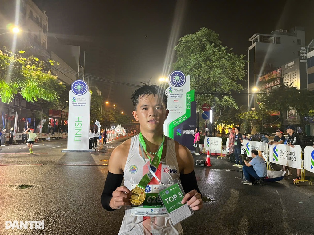 VĐV tranh tài sôi nổi ở giải chạy Standard Chartered Marathon Di sản Hà Nội - 6