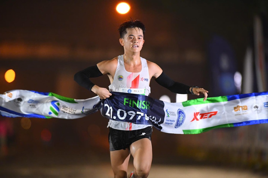 VĐV tranh tài sôi nổi ở giải chạy Standard Chartered Marathon Di sản Hà Nội - 9