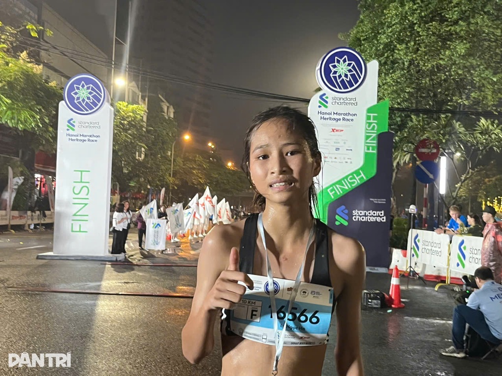 VĐV tranh tài sôi nổi ở giải chạy Standard Chartered Marathon Di sản Hà Nội - 12