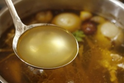 Lầm tưởng hầm xương càng lâu càng ngọt