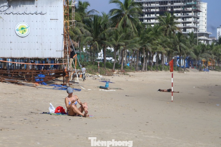 Bãi biển Đà Nẵng lại sạch đẹp như chưa hề có... bão - 3