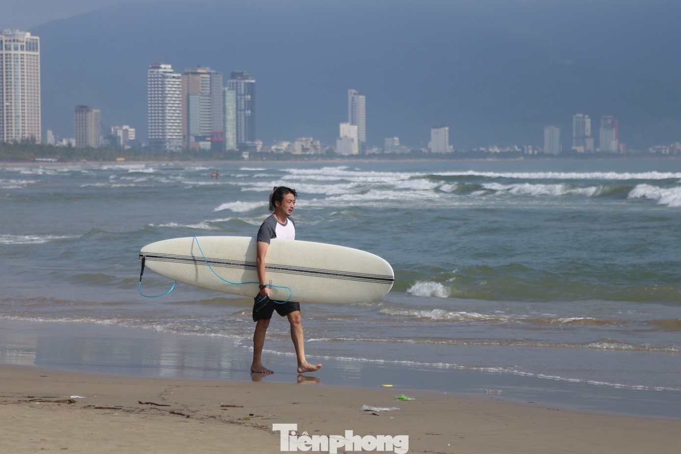 Bãi biển Đà Nẵng lại sạch đẹp như chưa hề có... bão - 9